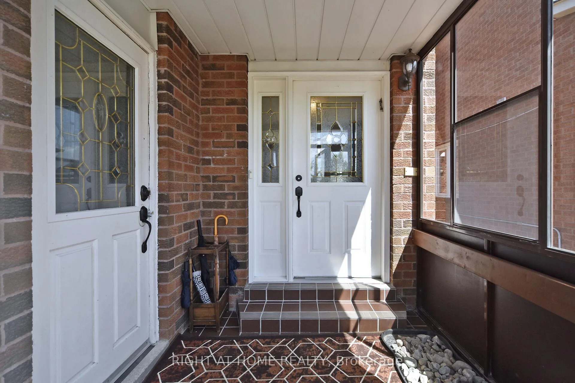 Photo 3 of 136 Oliver Lane, Vaughan, Maple — HOMEH