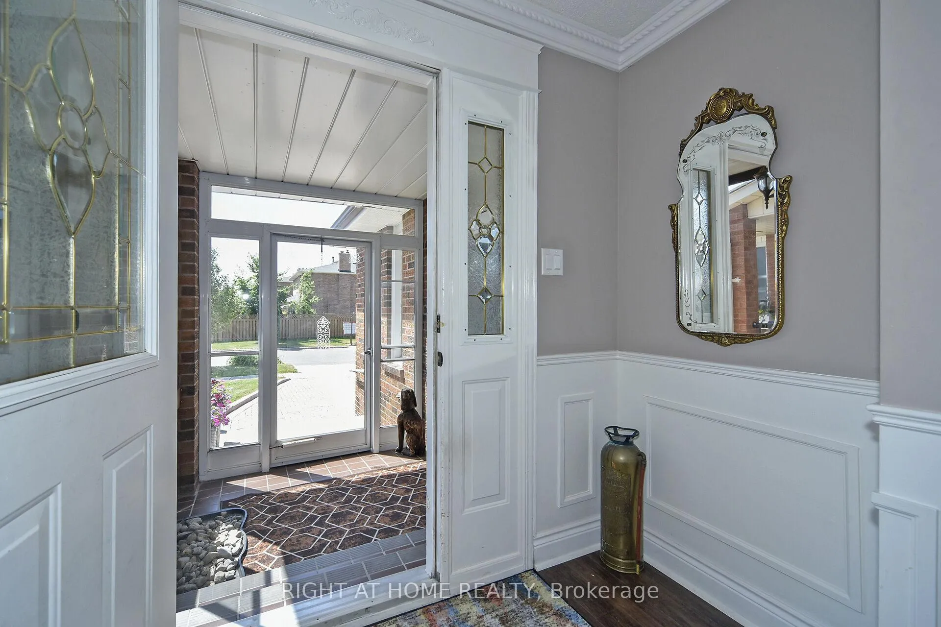 Photo 4 of 136 Oliver Lane, Vaughan, Maple — HOMEH