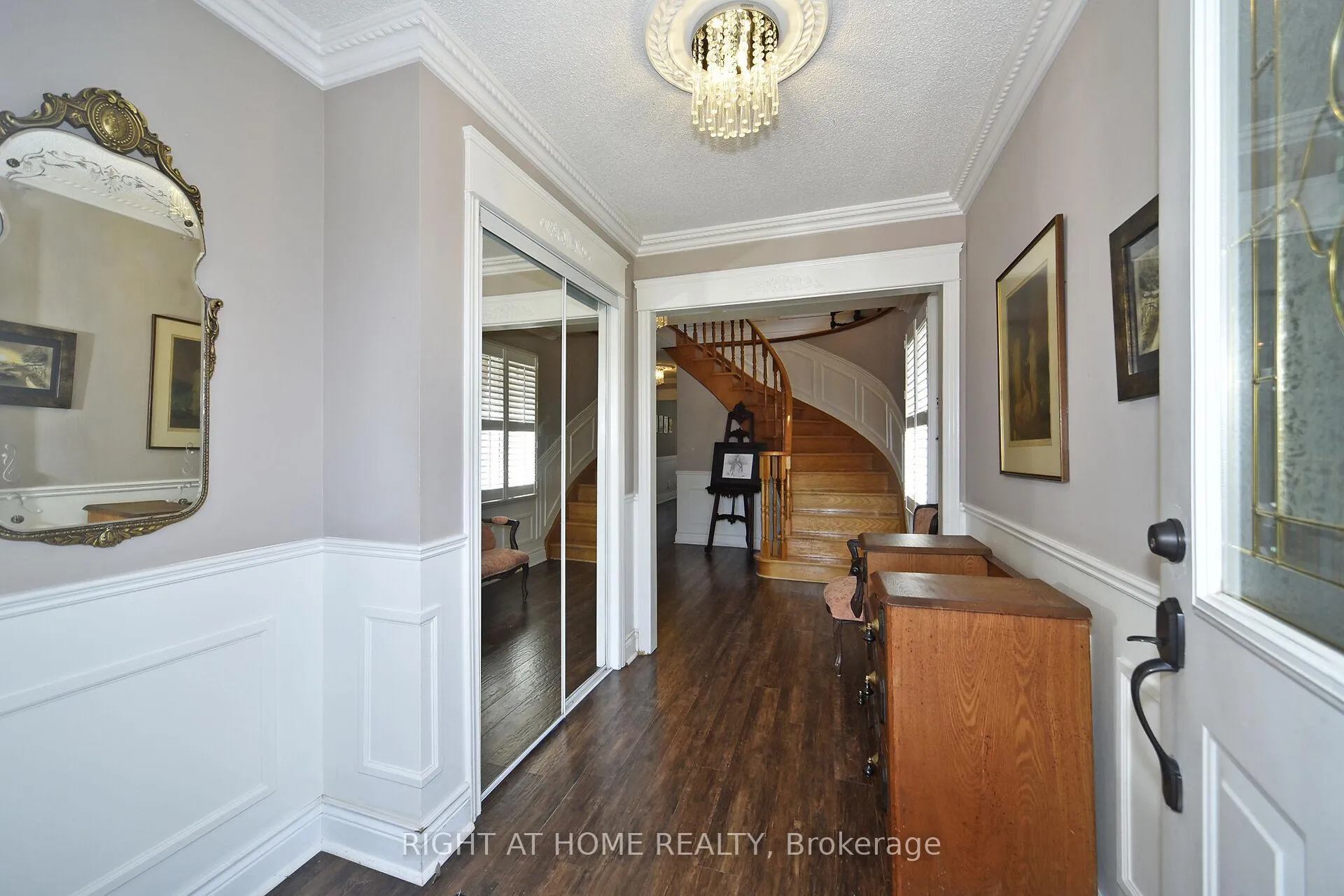 Photo 5 of 136 Oliver Lane, Vaughan, Maple — HOMEH