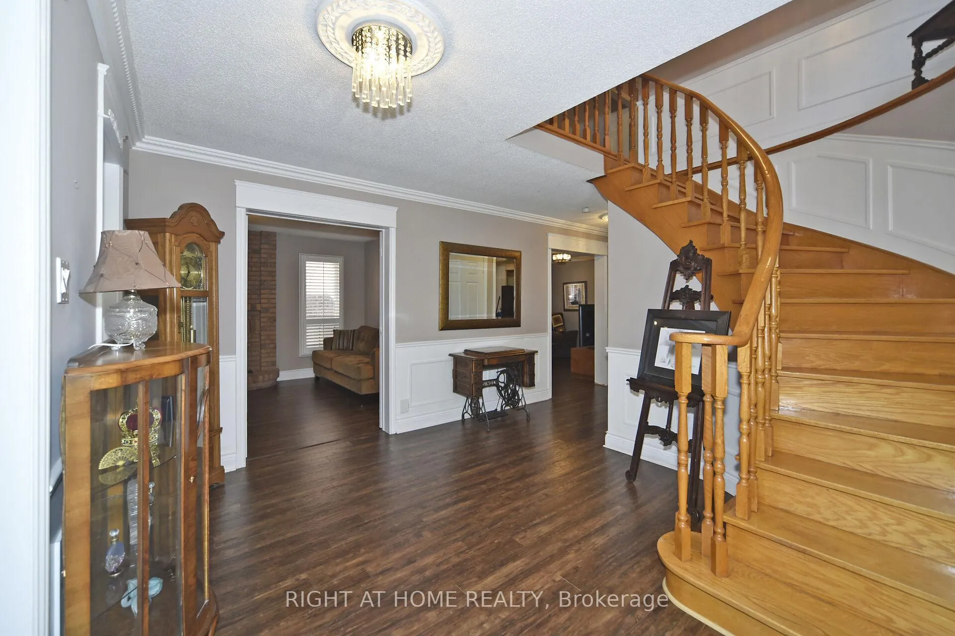Photo 8 of 136 Oliver Lane, Vaughan, Maple — HOMEH