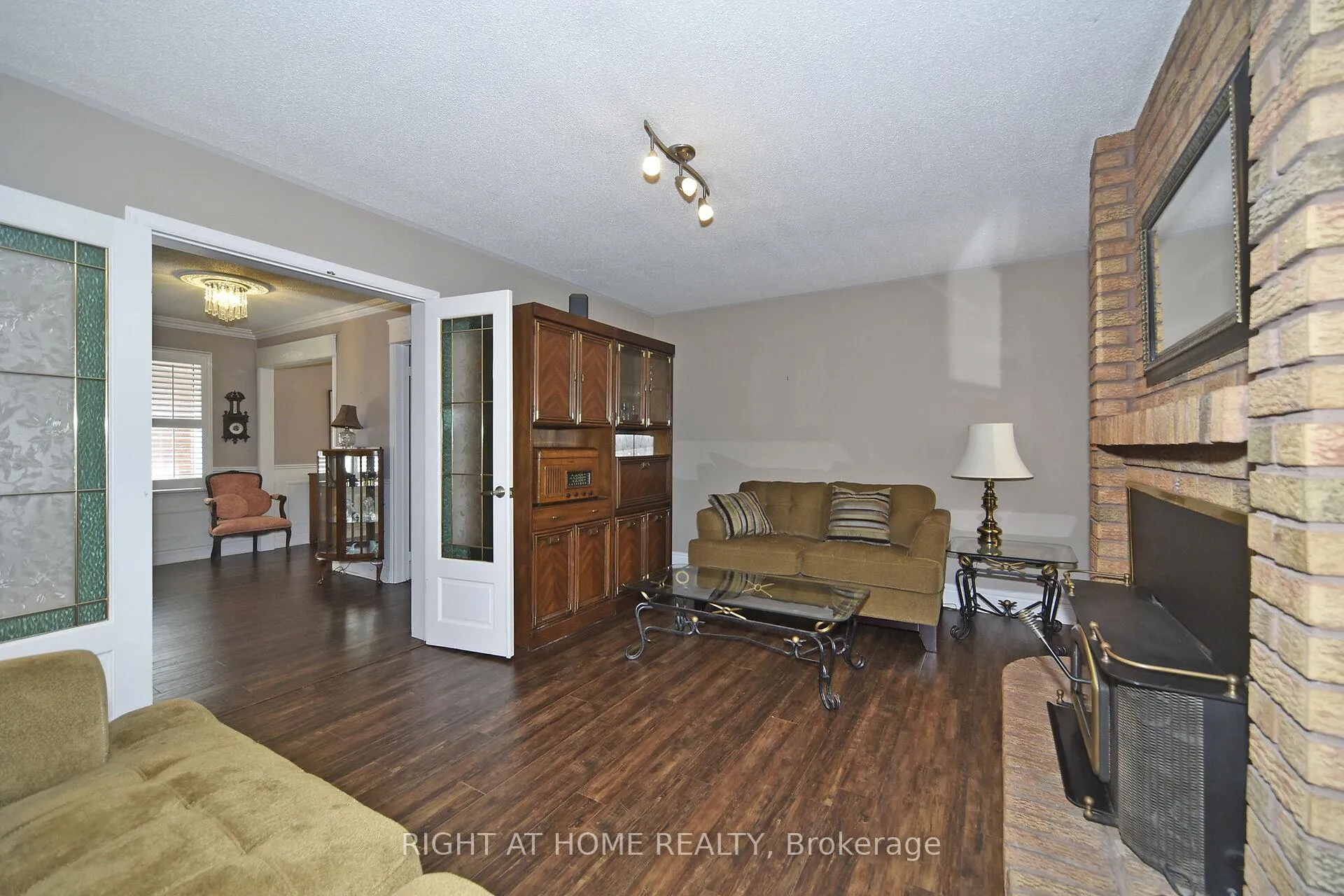 Photo 9 of 136 Oliver Lane, Vaughan, Maple — HOMEH