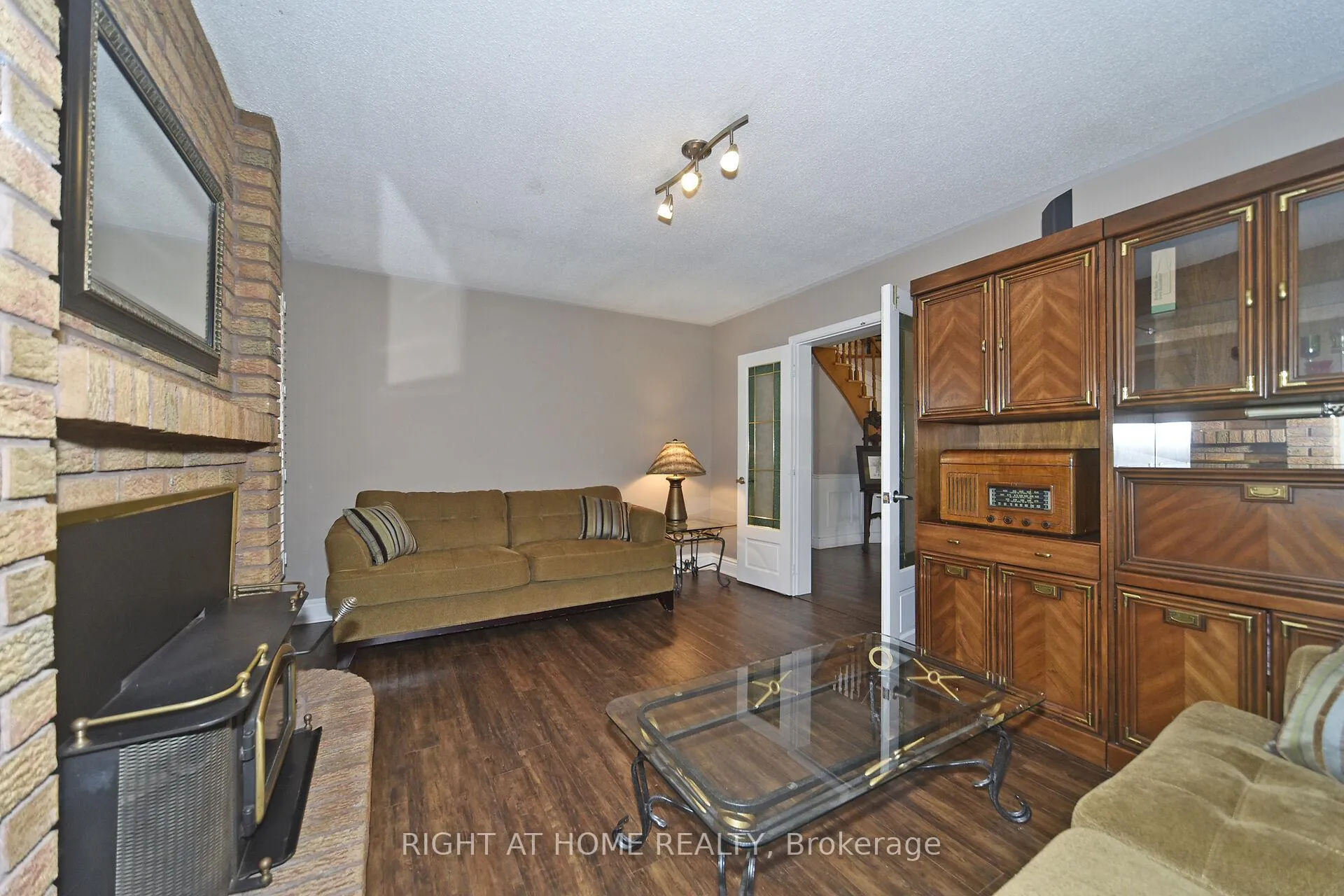Photo 10 of 136 Oliver Lane, Vaughan, Maple — HOMEH