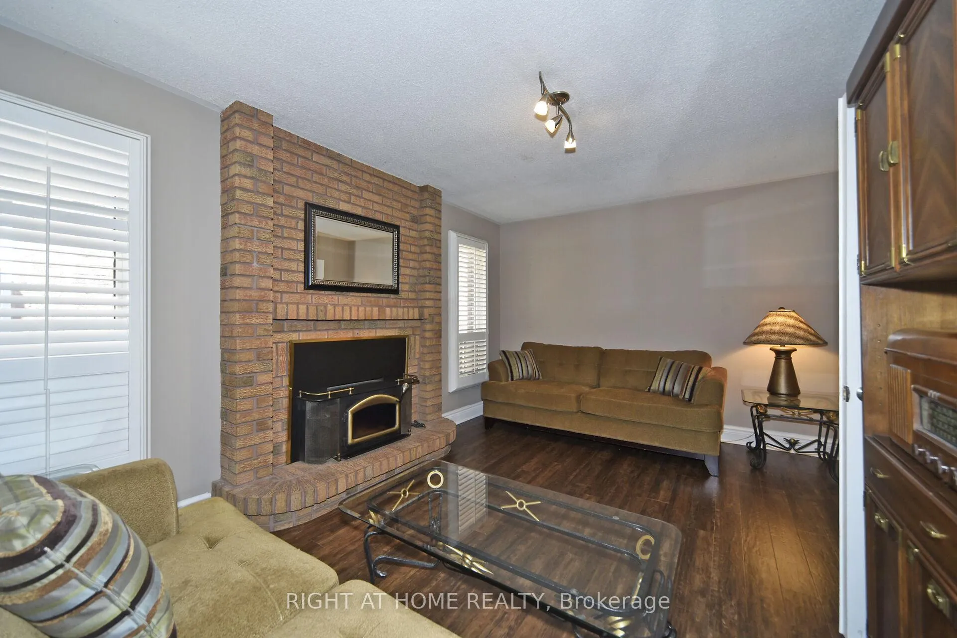 Photo 11 of 136 Oliver Lane, Vaughan, Maple — HOMEH