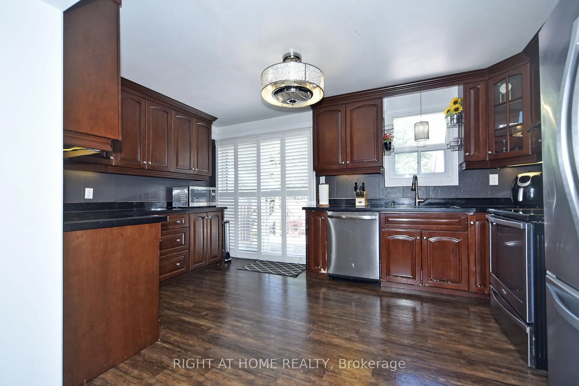 Photo 21 of 136 Oliver Lane, Vaughan, Maple — HOMEH