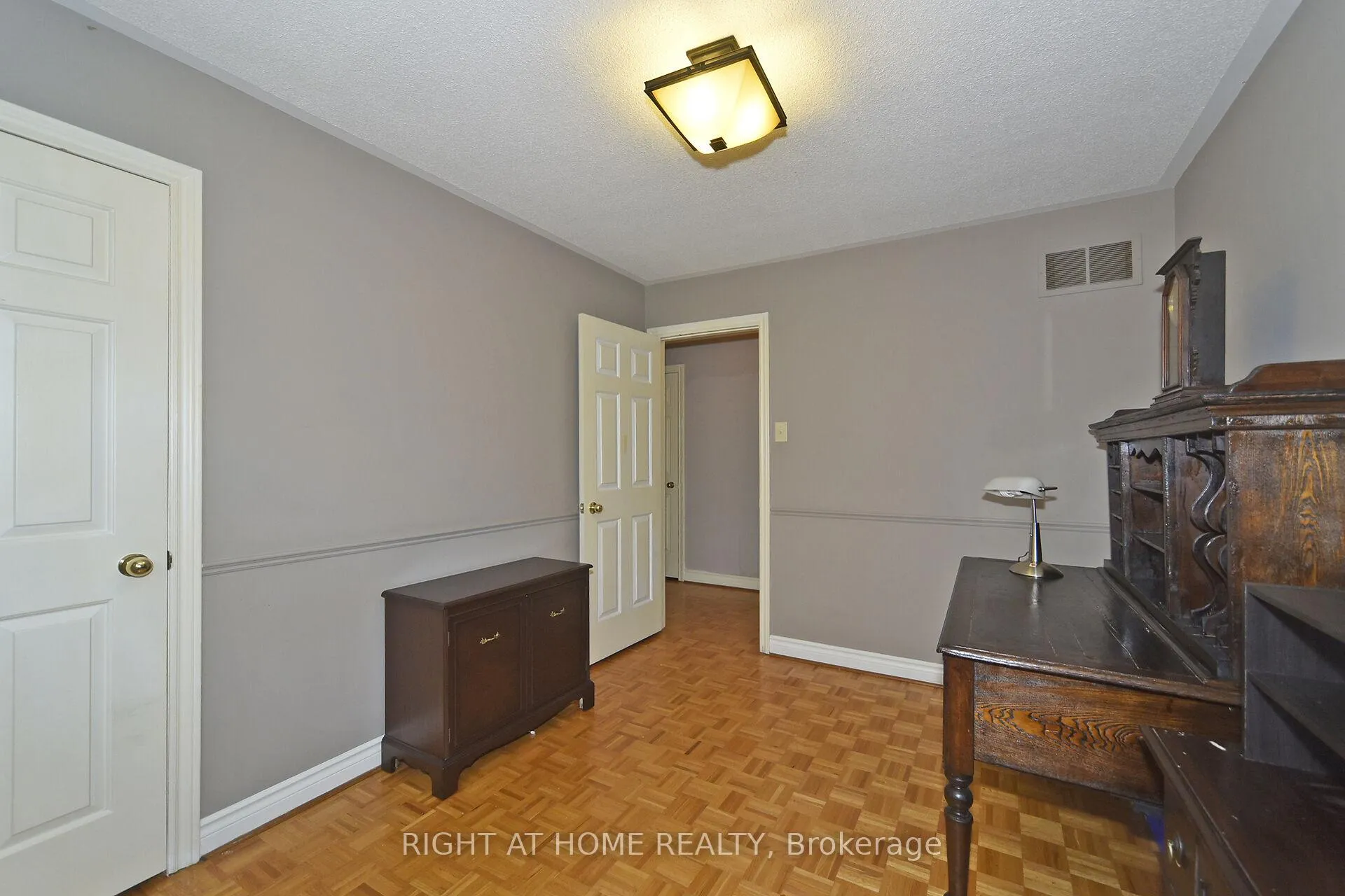 Photo 36 of 136 Oliver Lane, Vaughan, Maple — HOMEH