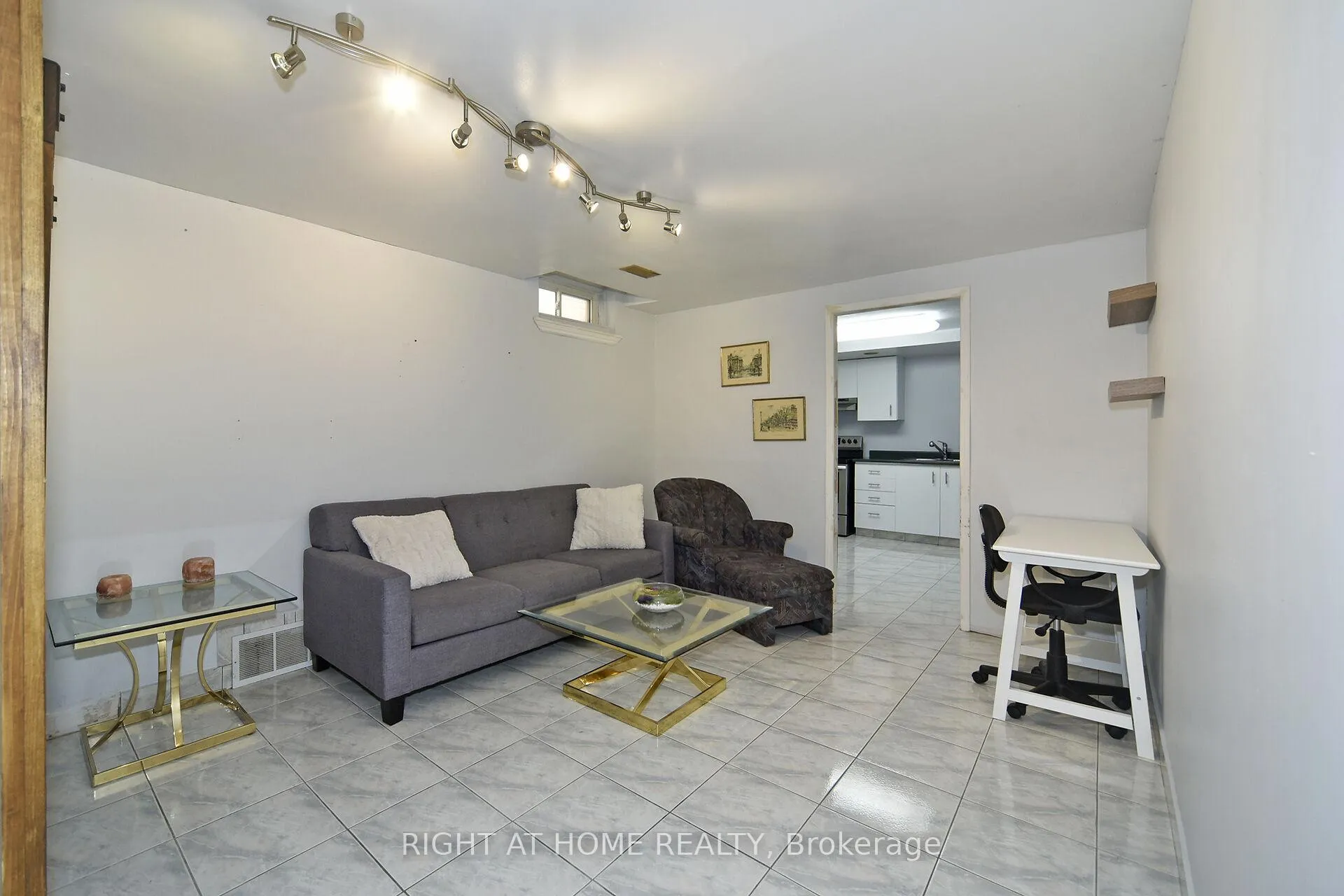 Photo 45 of 136 Oliver Lane, Vaughan, Maple — HOMEH