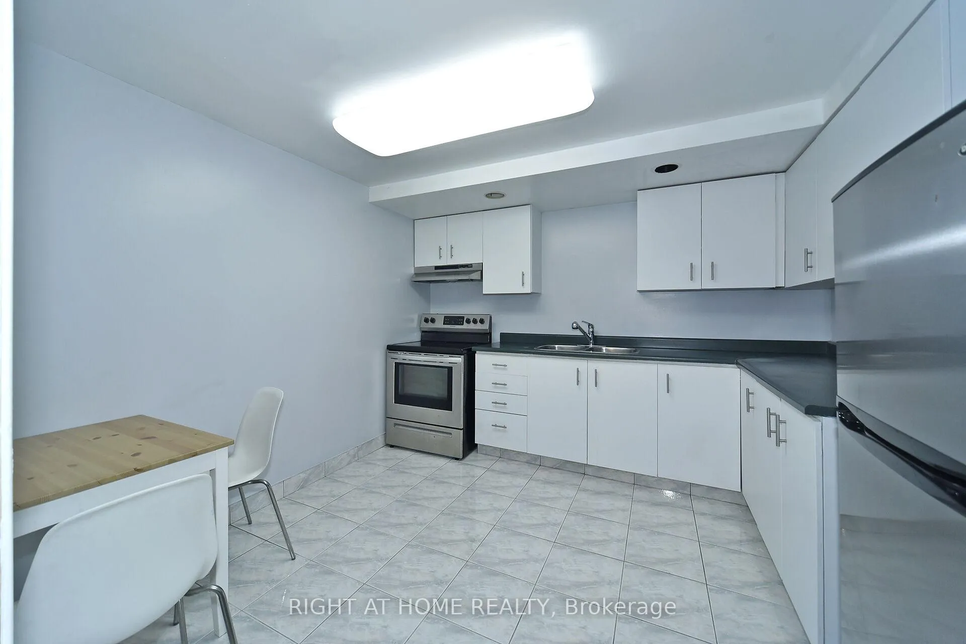 Photo 46 of 136 Oliver Lane, Vaughan, Maple — HOMEH