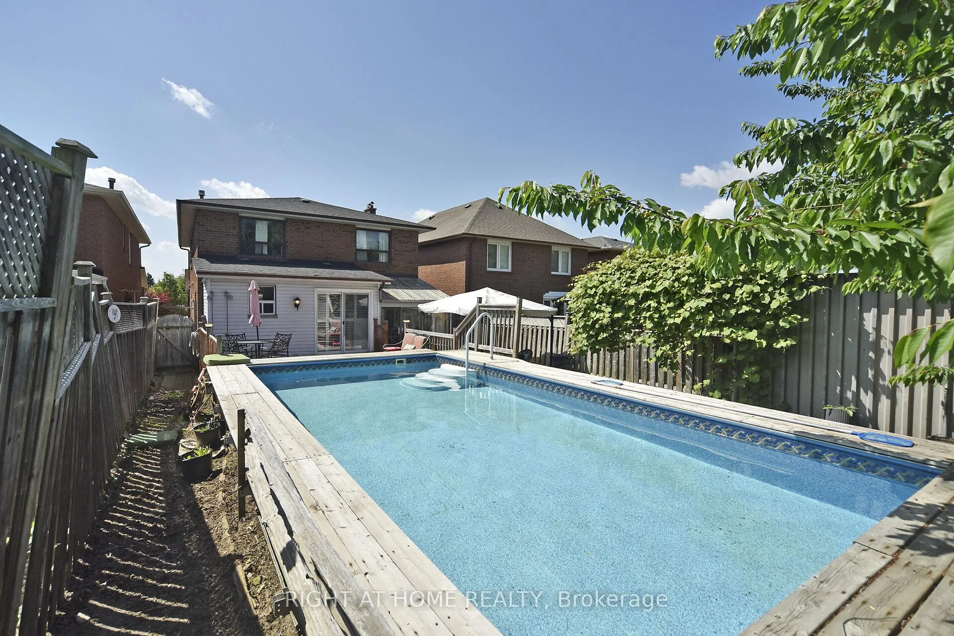Photo 48 of 136 Oliver Lane, Vaughan, Maple — HOMEH