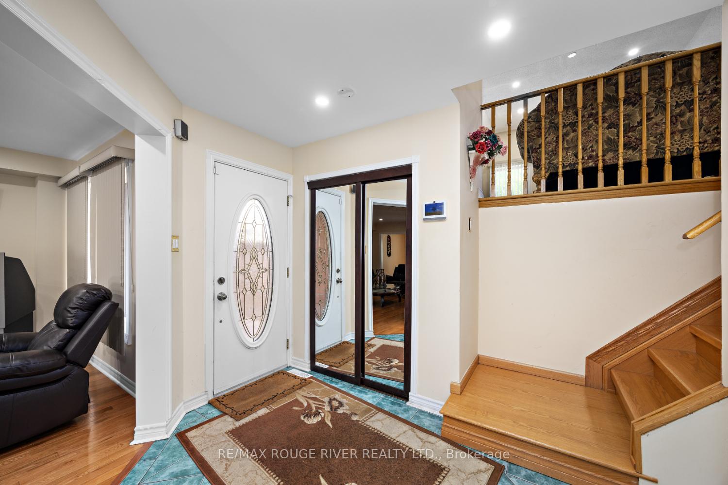Photo 3 of 33 Hearne Crescent, Ajax, Central — HOMEH