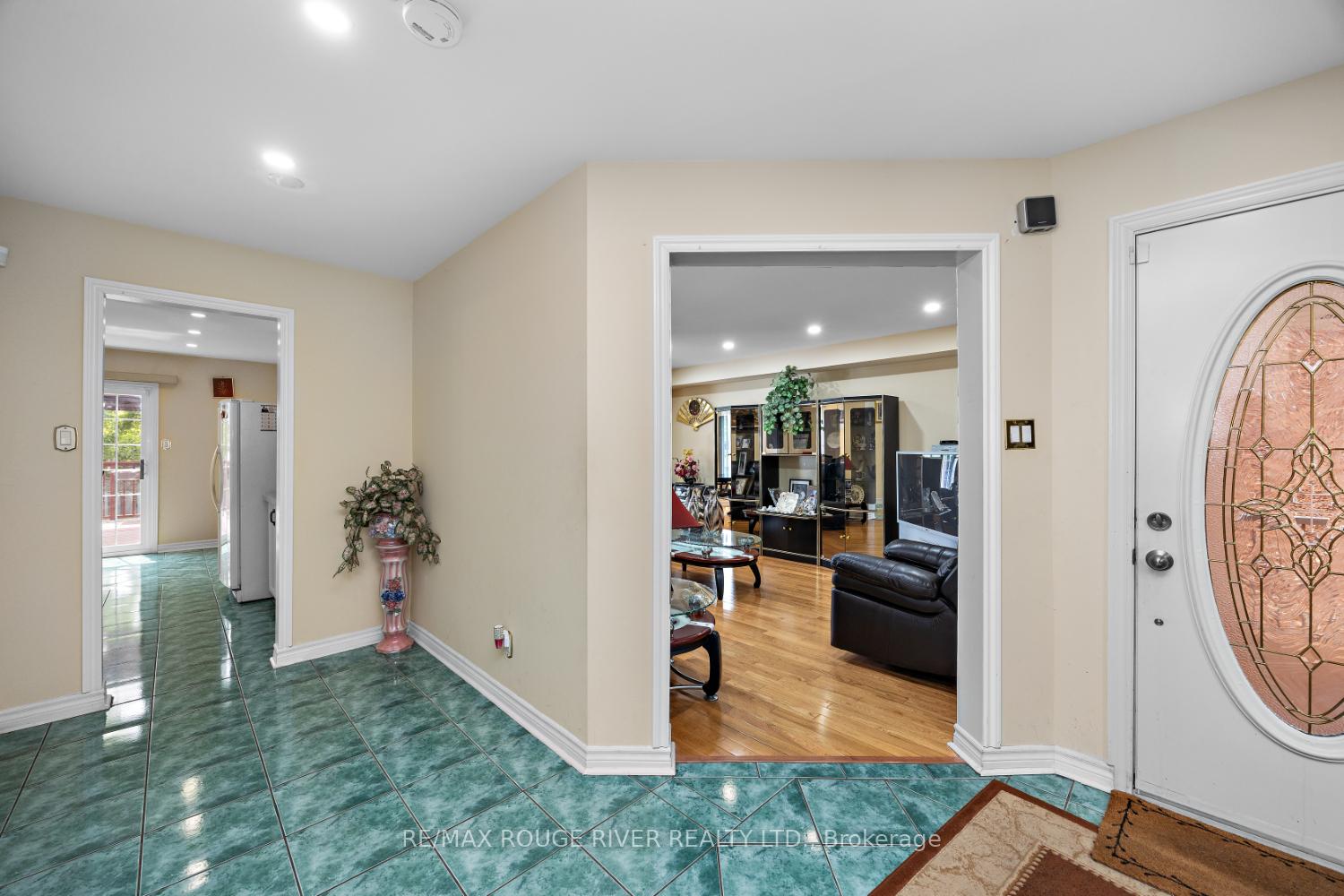 Photo 5 of 33 Hearne Crescent, Ajax, Central — HOMEH