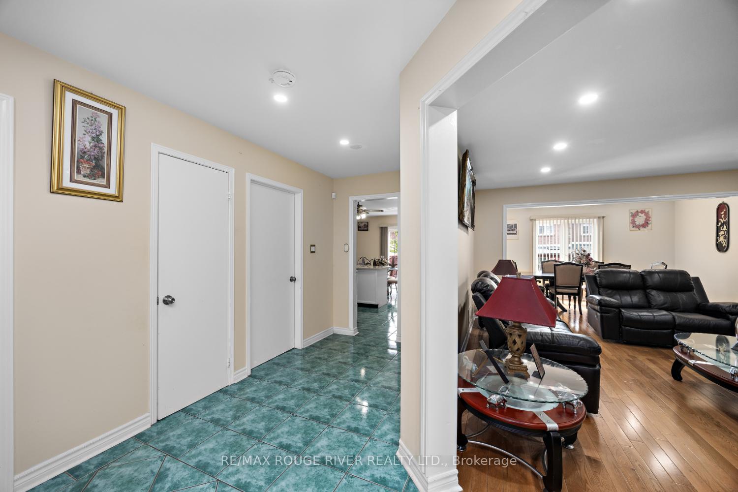 Photo 4 of 33 Hearne Crescent, Ajax, Central — HOMEH