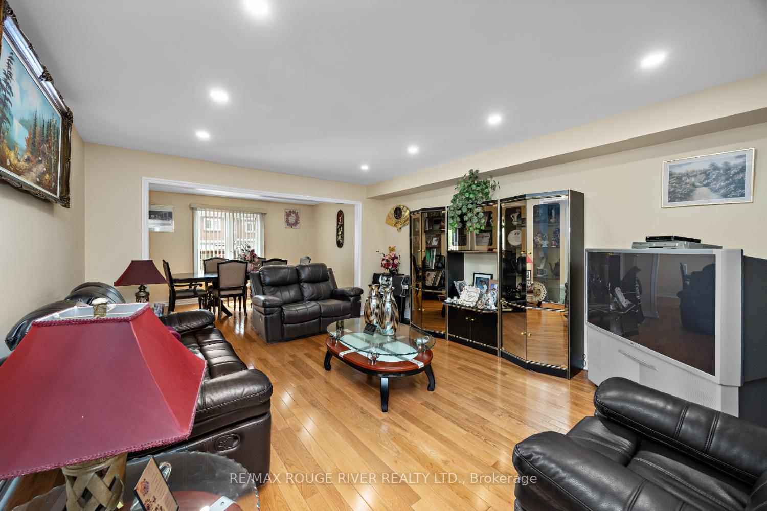 Photo 8 of 33 Hearne Crescent, Ajax, Central — HOMEH