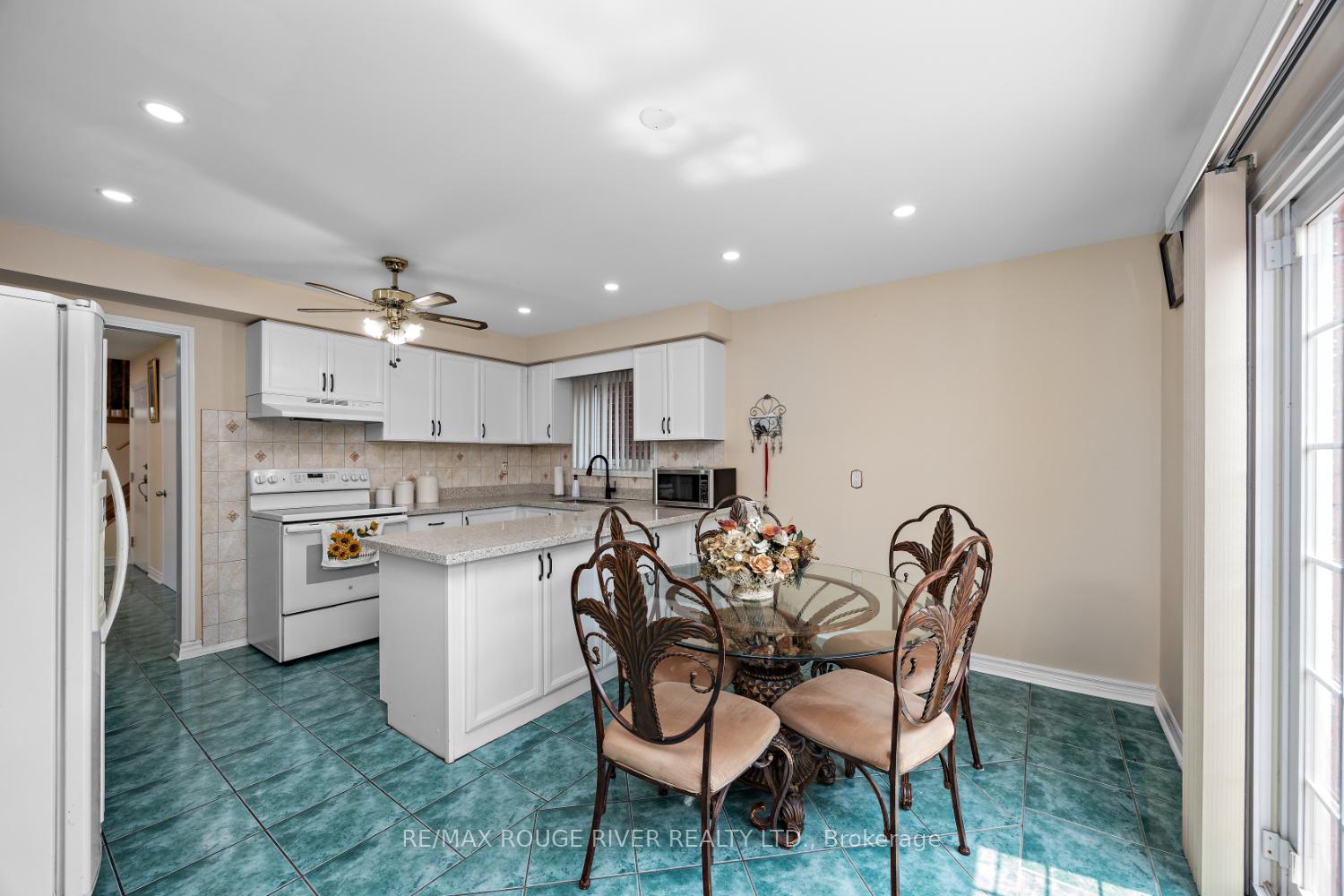 Photo 15 of 33 Hearne Crescent, Ajax, Central — HOMEH