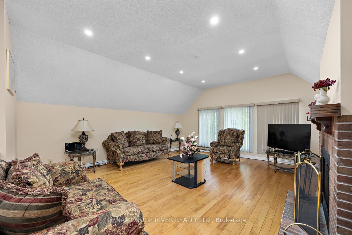 Photo 14 of 33 Hearne Crescent, Ajax, Central — HOMEH