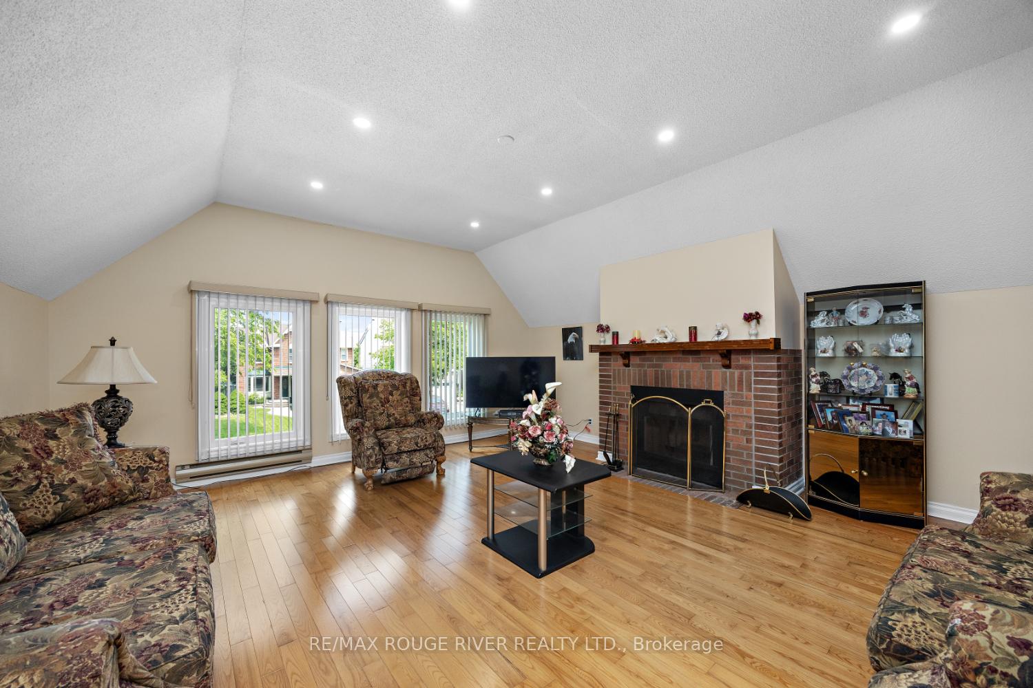 Photo 17 of 33 Hearne Crescent, Ajax, Central — HOMEH