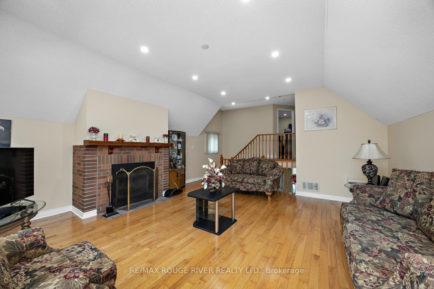 Photo 16 of 33 Hearne Crescent, Ajax, Central — HOMEH