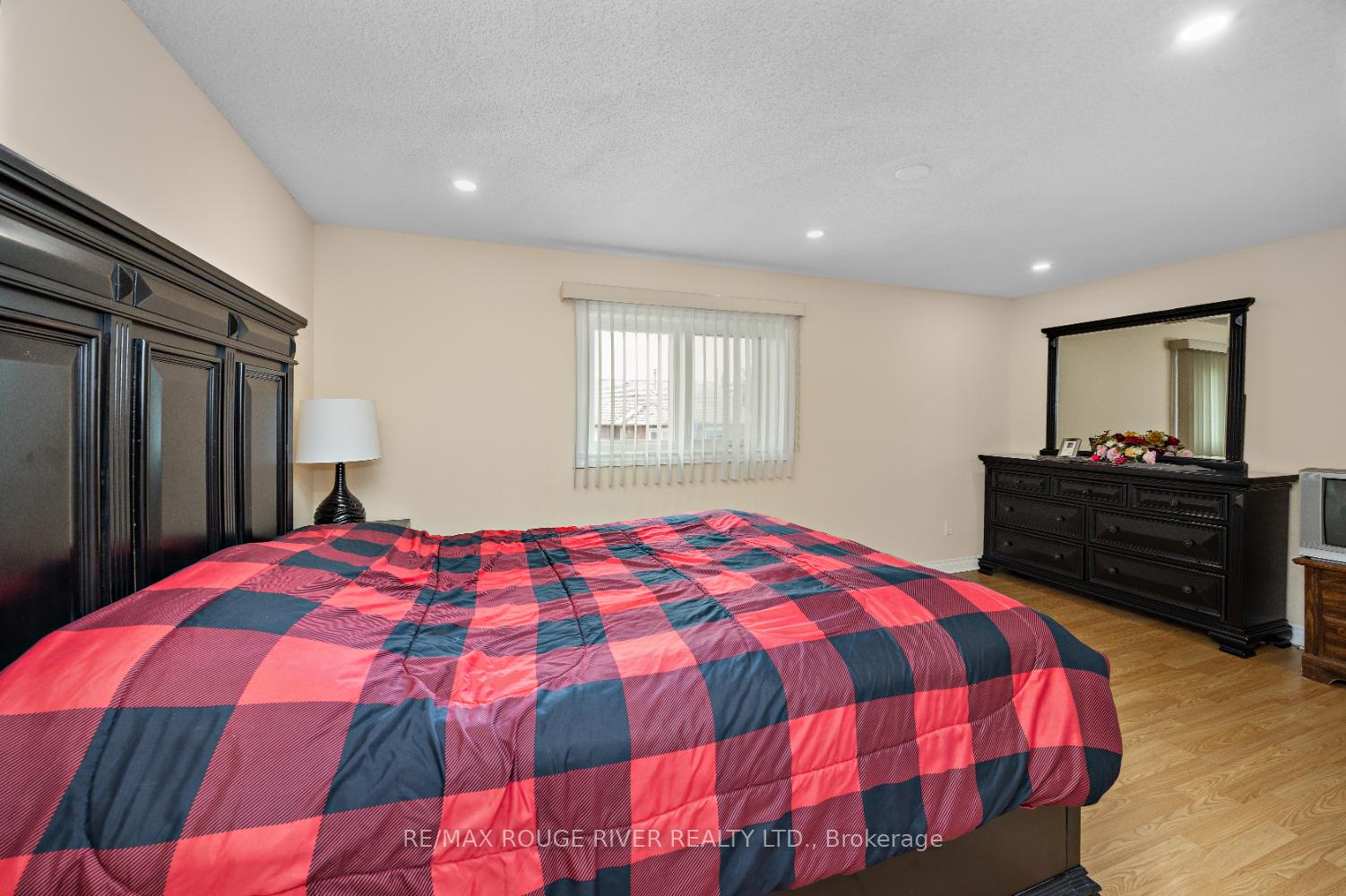 Photo 21 of 33 Hearne Crescent, Ajax, Central — HOMEH