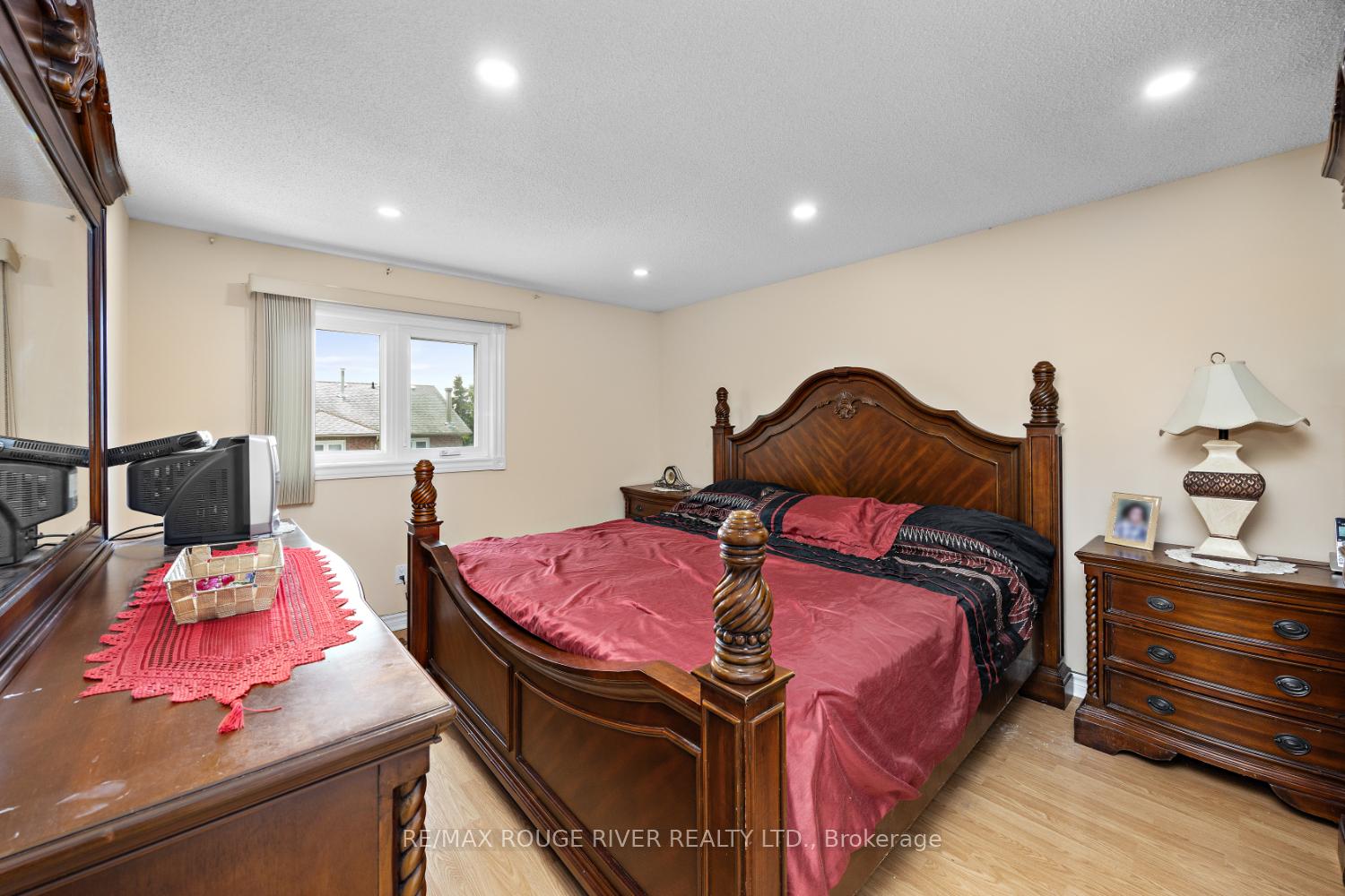 Photo 23 of 33 Hearne Crescent, Ajax, Central — HOMEH