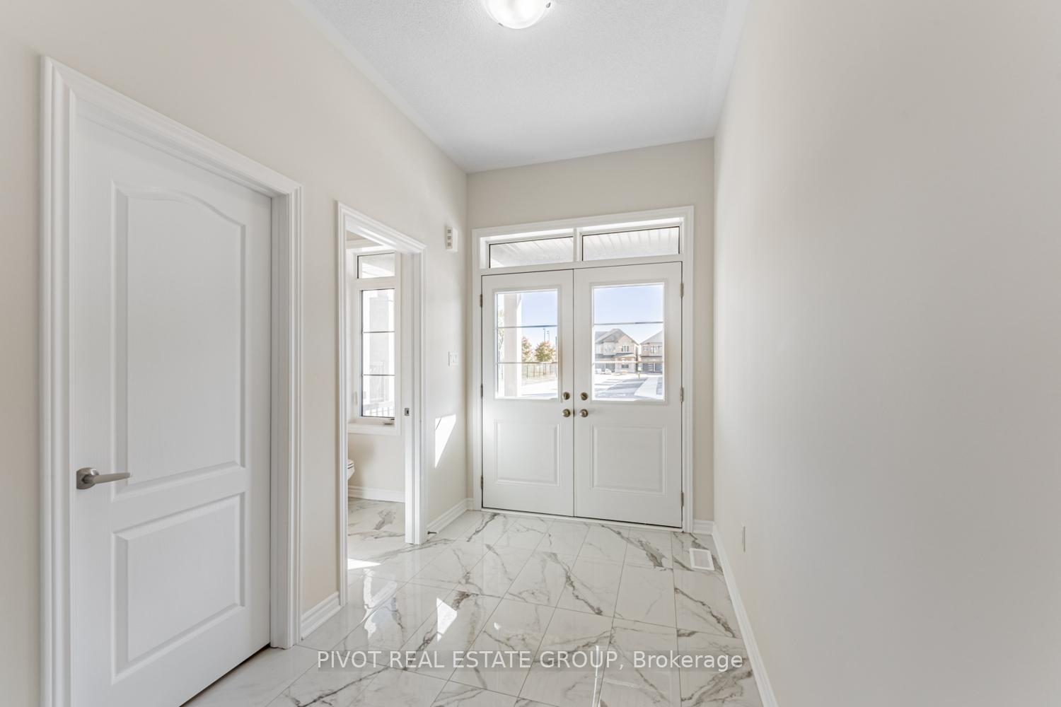 Photo 2 of 16 Waterfront Crescent, Whitby, Port Whitby — HOMEH