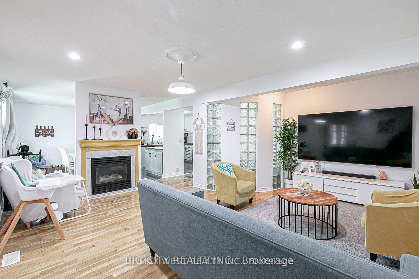 Photo 4 of Unit Main, 7698 Kipling Avenue, Vaughan, Vaughan Grove — HOMEH