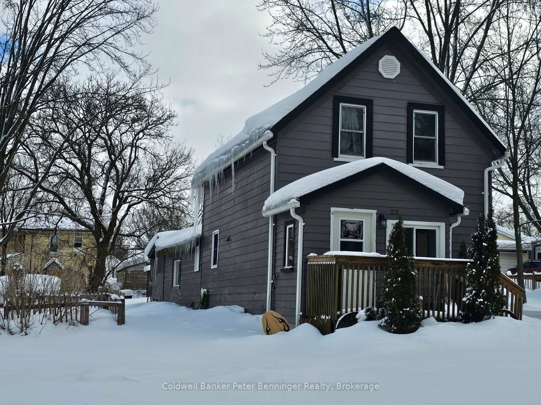 Front of 237 Victoria Street S