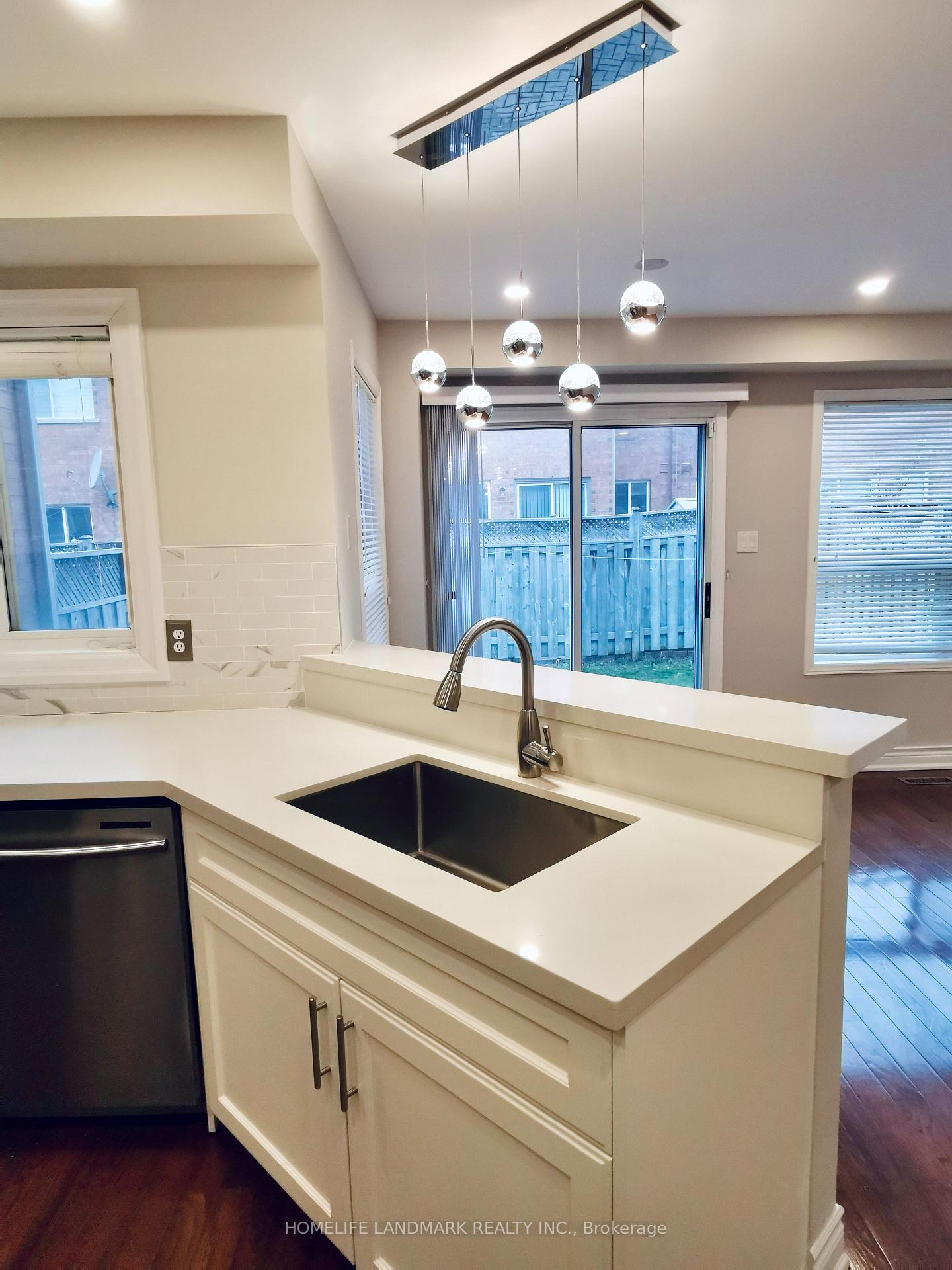 Photo 4 of 87 Waterton Crescent, Richmond Hill, Langstaff — HOMEH
