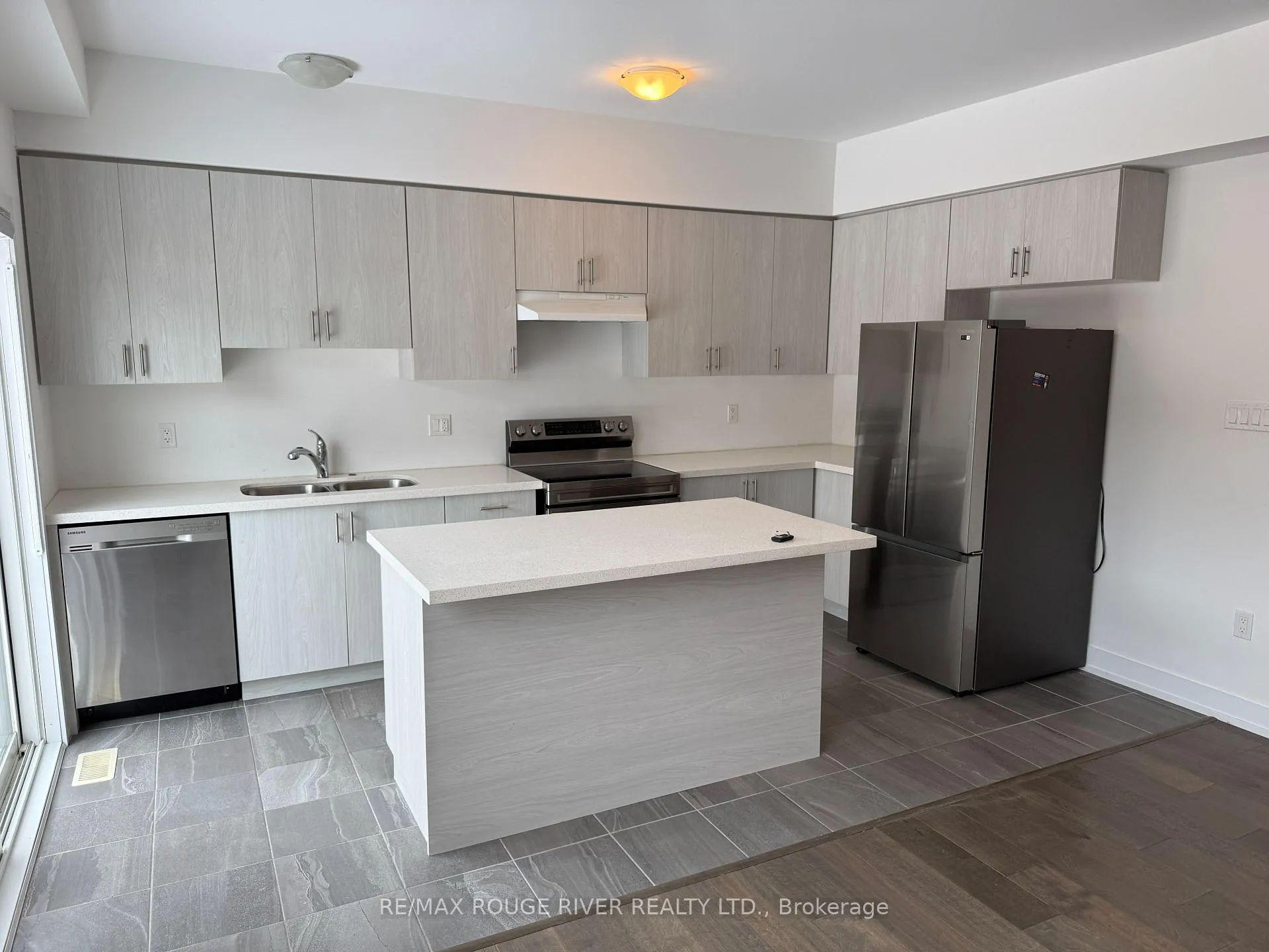 Photo 2 of 33 Turnberry Lane, Barrie, Painswick South — HOMEH
