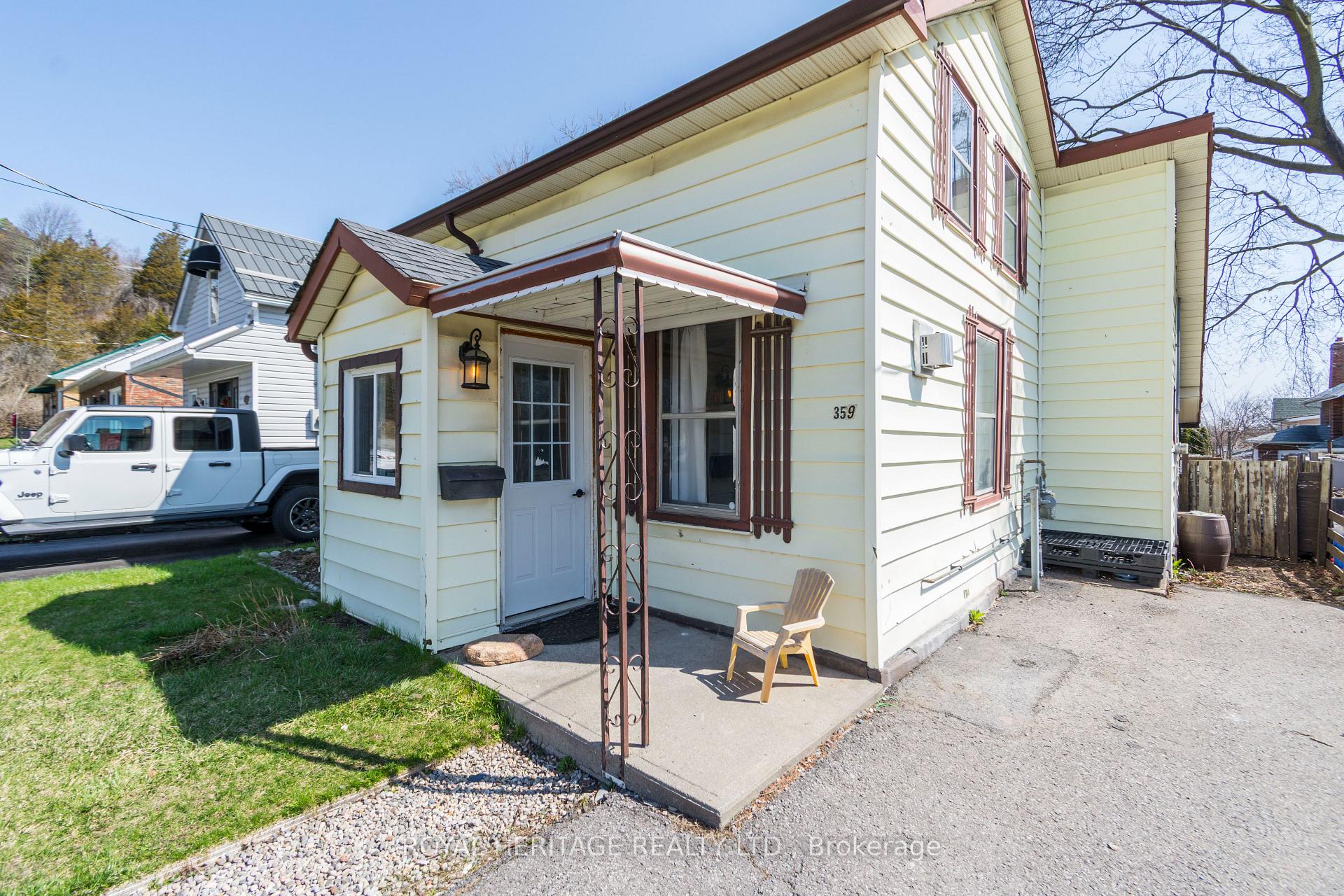 Front of 359 Dufferin Avenue