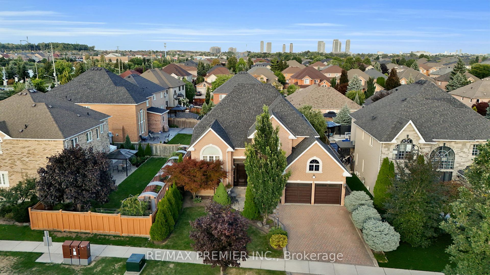 Photo 3 of 93 Novaview Crescent, Vaughan, East Woodbridge — HOMEH