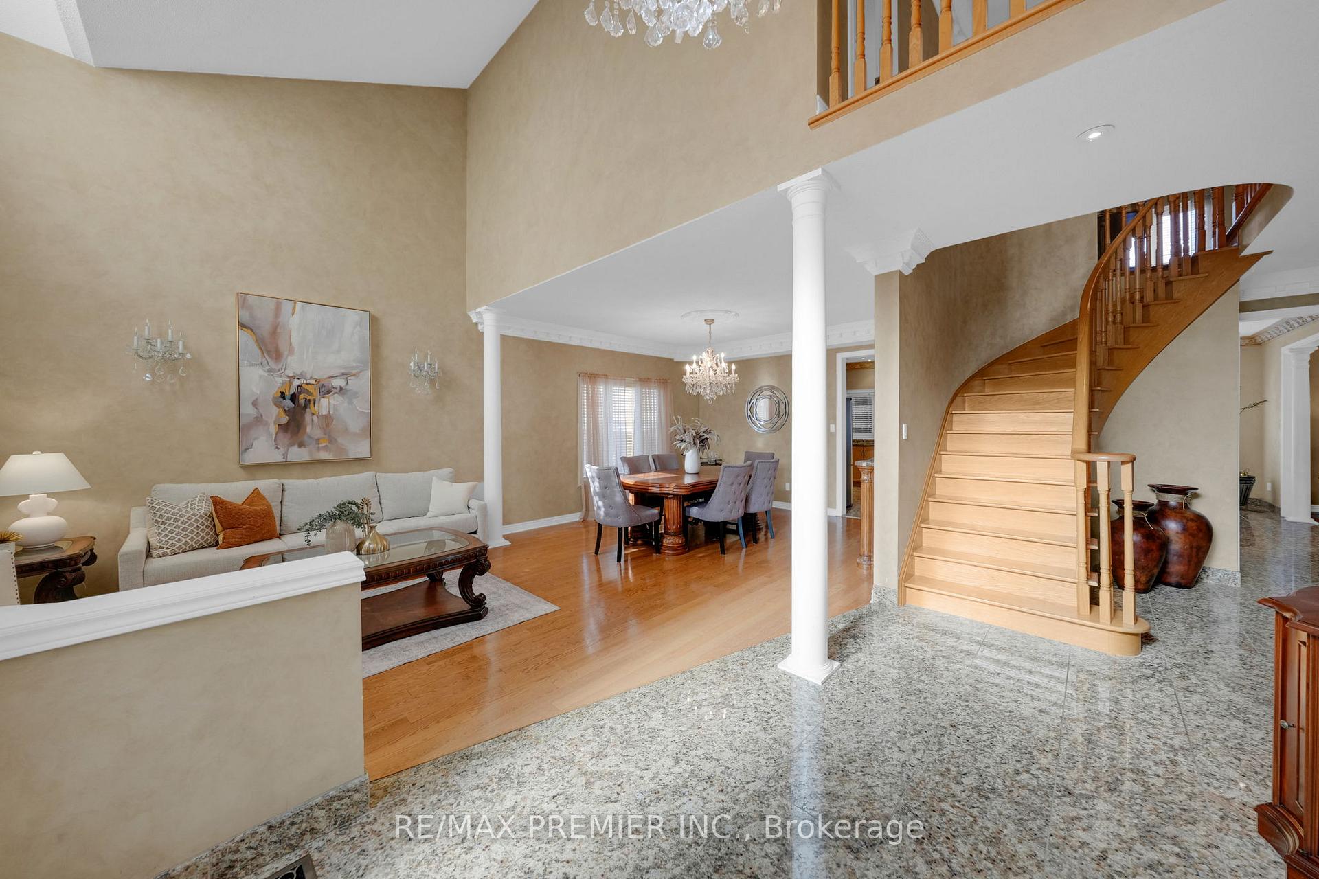 Photo 5 of 93 Novaview Crescent, Vaughan, East Woodbridge — HOMEH