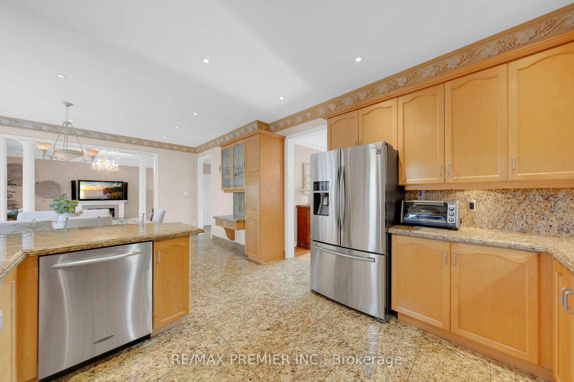 Photo 10 of 93 Novaview Crescent, Vaughan, East Woodbridge — HOMEH