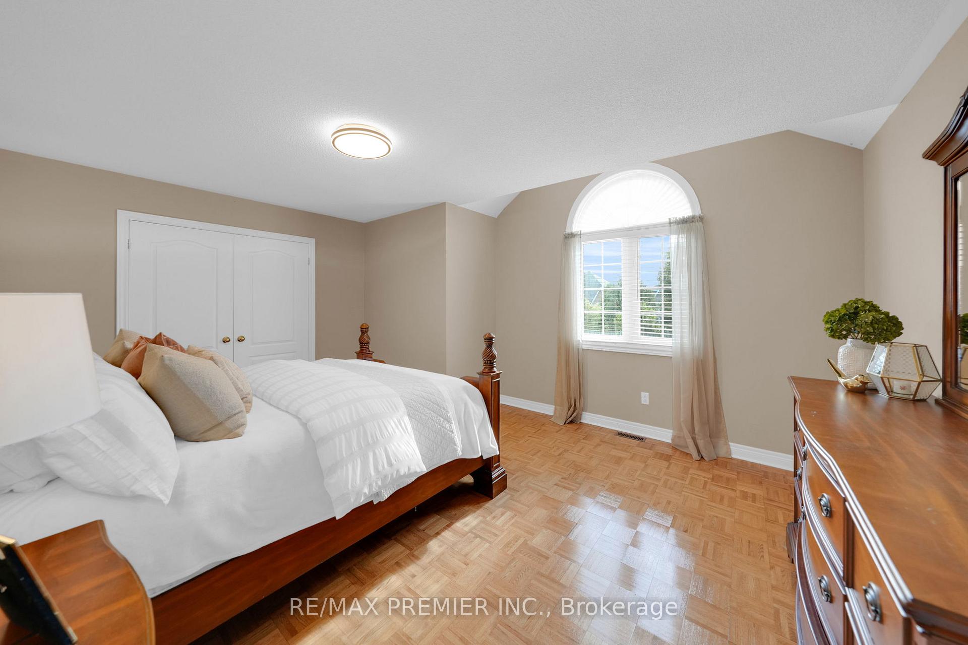 Photo 24 of 93 Novaview Crescent, Vaughan, East Woodbridge — HOMEH