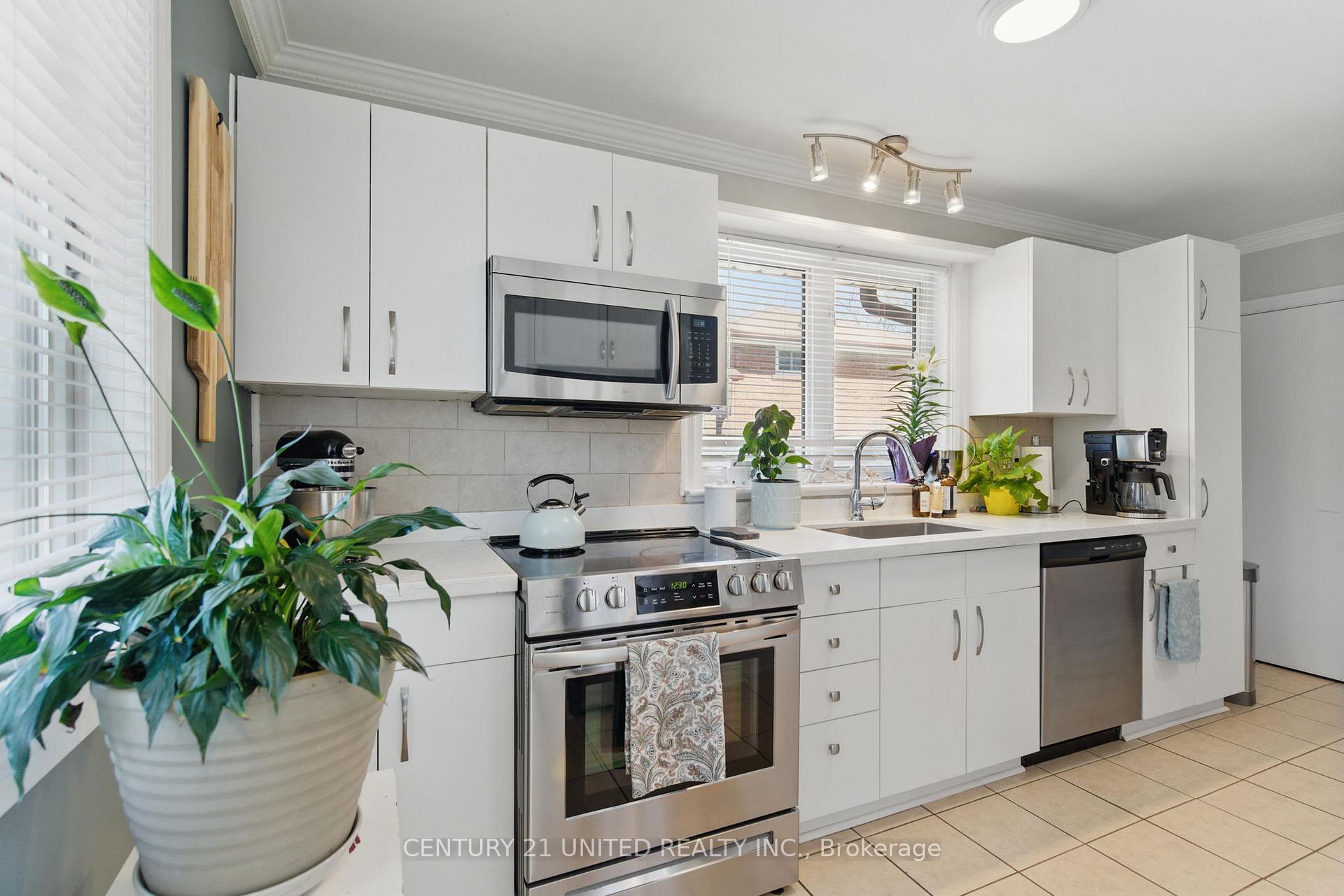 Photo 3 of 243 Lupin Drive, Whitby, Downtown Whitby — HOMEH