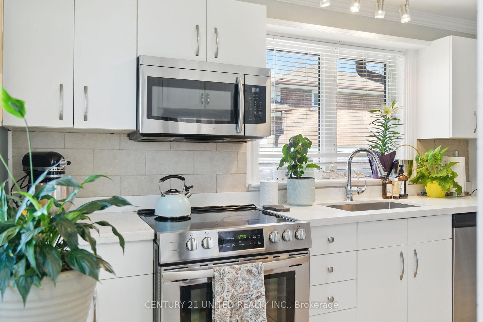 Photo 4 of 243 Lupin Drive, Whitby, Downtown Whitby — HOMEH