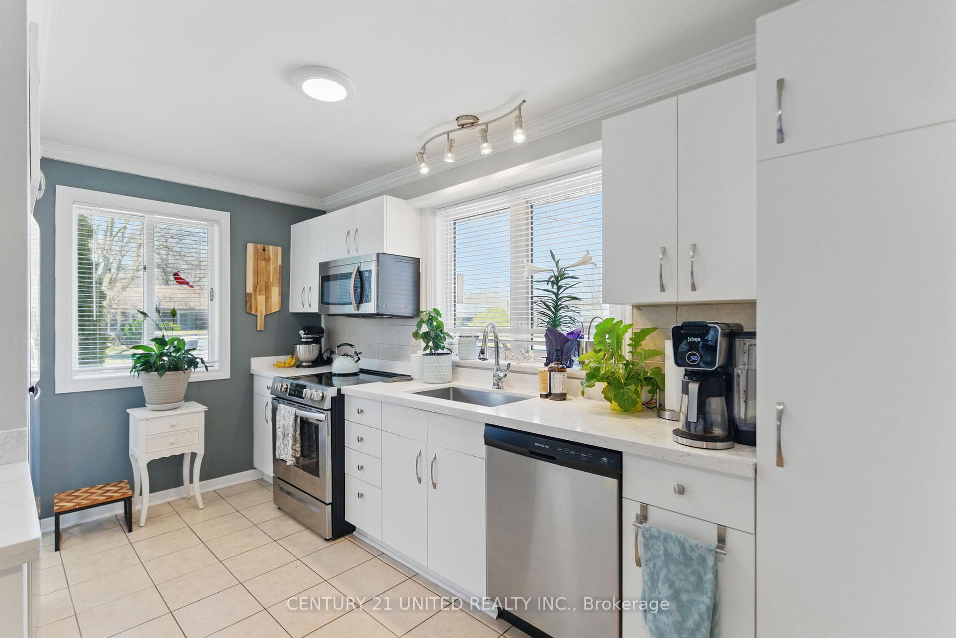 Photo 6 of 243 Lupin Drive, Whitby, Downtown Whitby — HOMEH