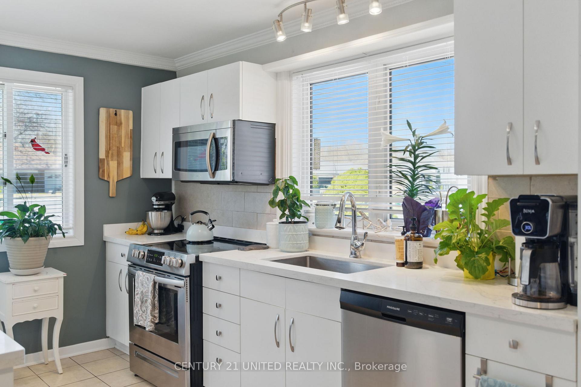 Photo 8 of 243 Lupin Drive, Whitby, Downtown Whitby — HOMEH