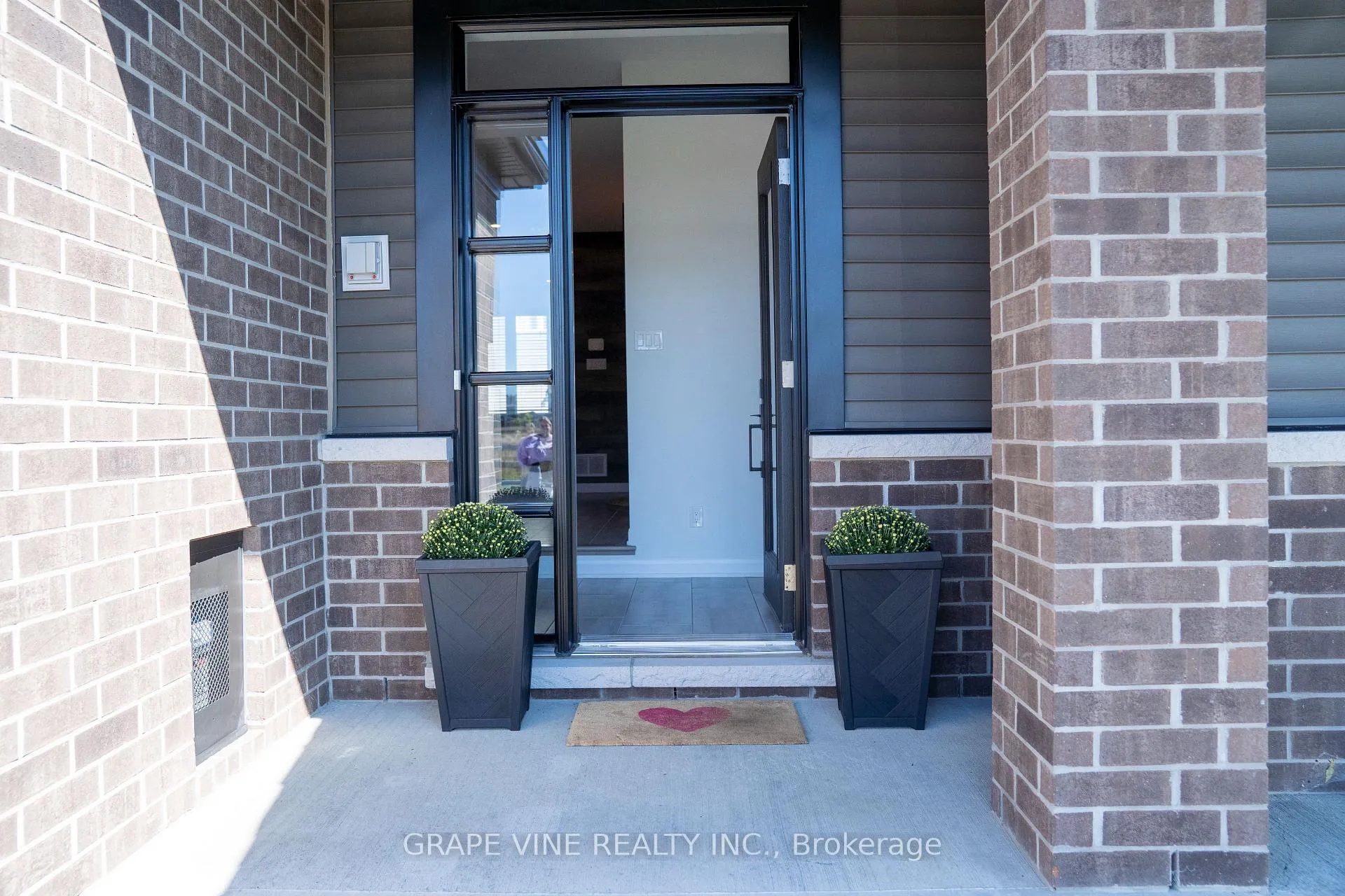 Photo 2 of 2057 Caltra Crescent, Ottawa, Barrhaven - Half Moon Bay — HOMEH