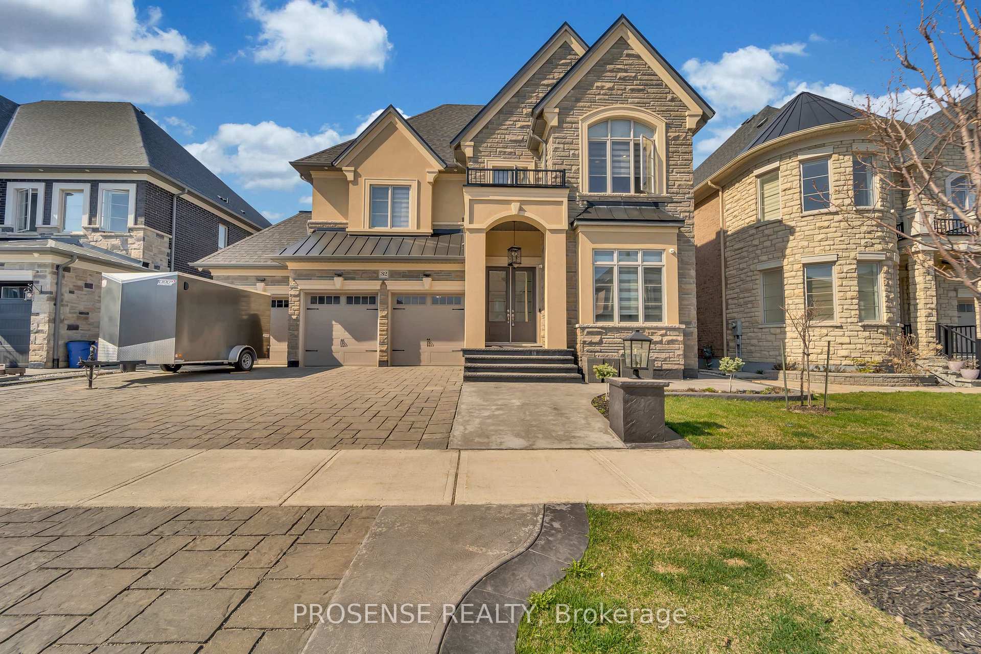 Photo 2 of 32 Rolling Green Court, Vaughan, Kleinburg — HOMEH