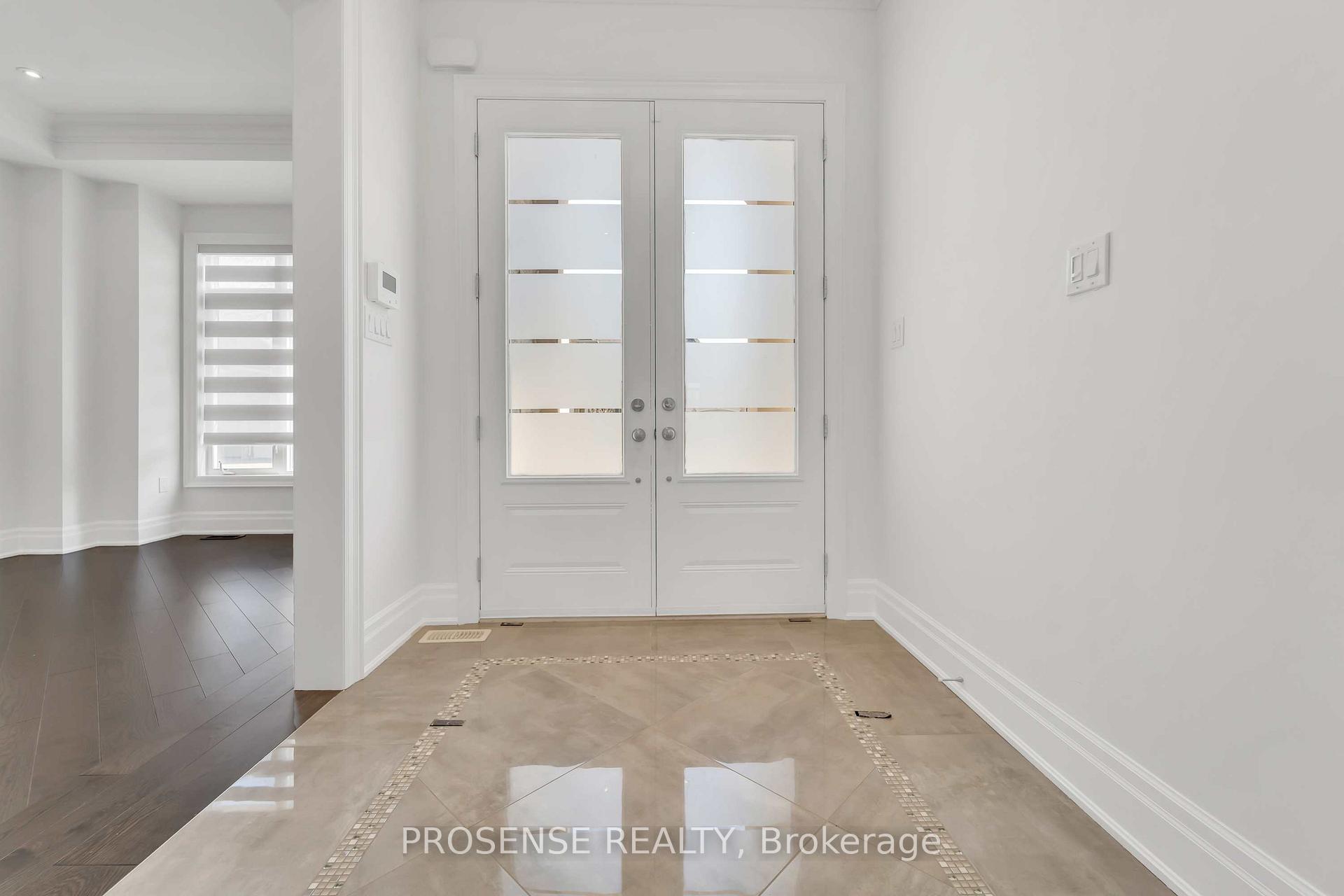 Photo 4 of 32 Rolling Green Court, Vaughan, Kleinburg — HOMEH