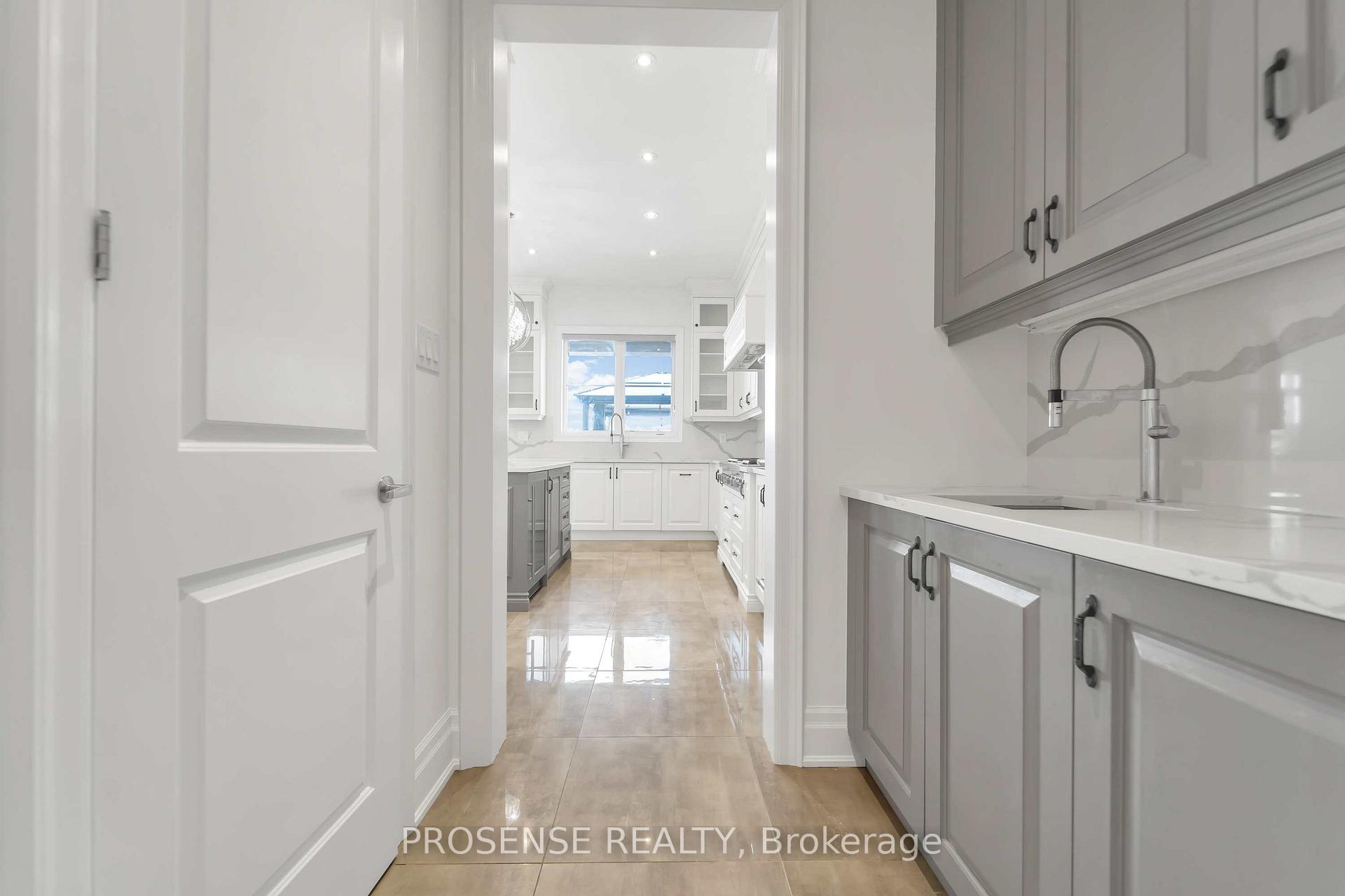 Photo 17 of 32 Rolling Green Court, Vaughan, Kleinburg — HOMEH