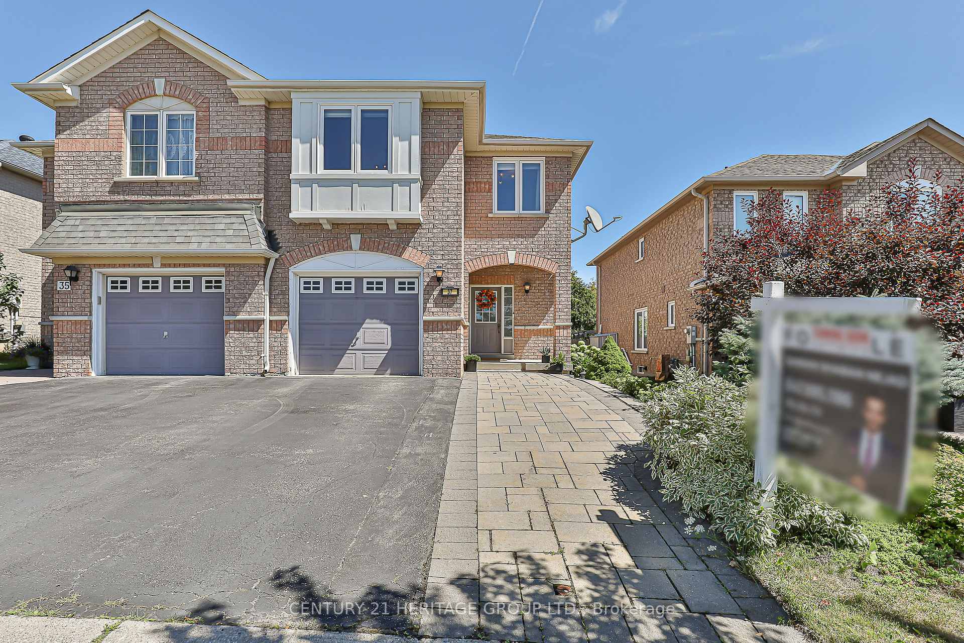 Photo 2 of 37 Peak Point Boulevard, Vaughan, Rural Vaughan — HOMEH