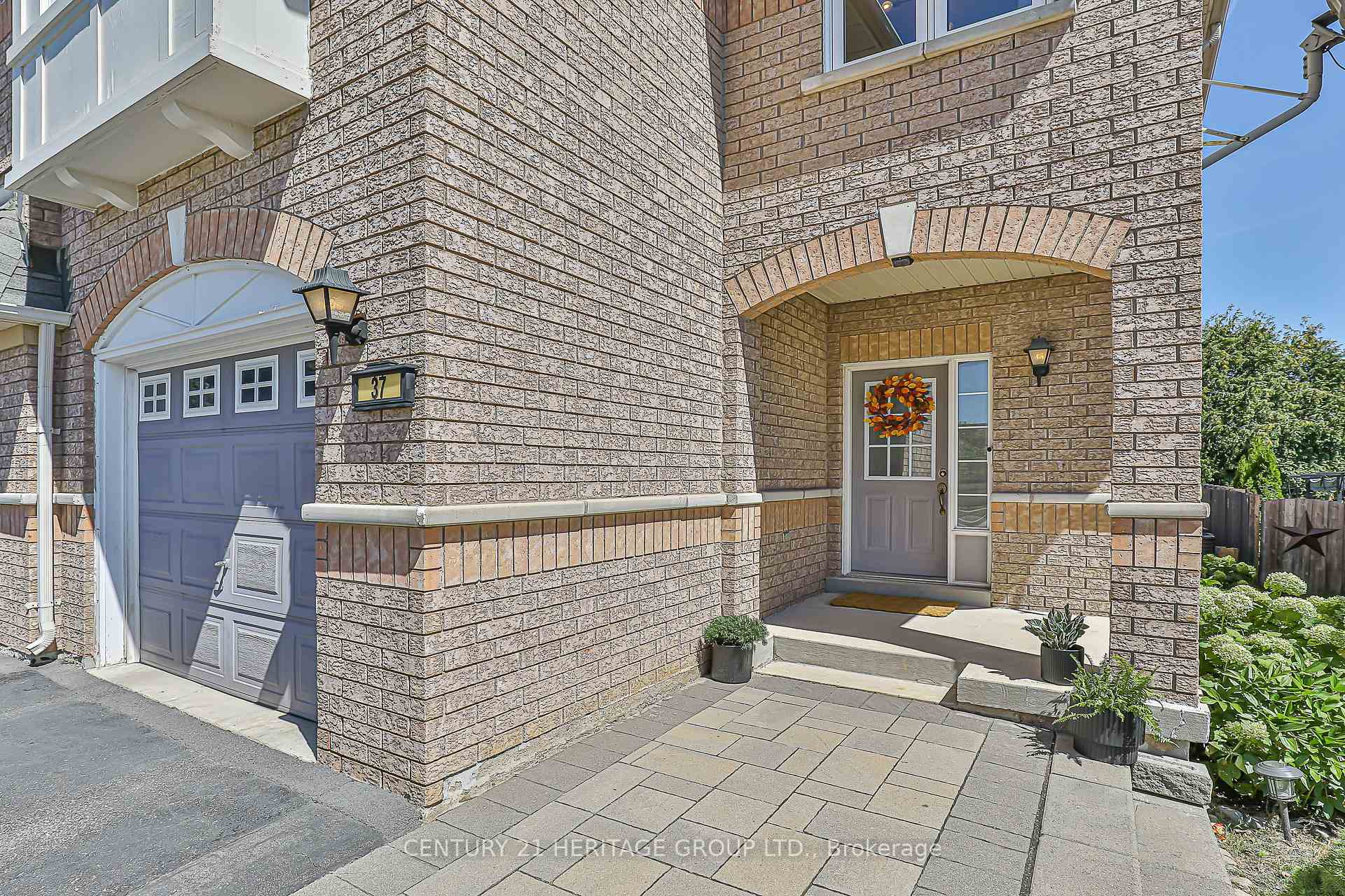 Photo 3 of 37 Peak Point Boulevard, Vaughan, Rural Vaughan — HOMEH