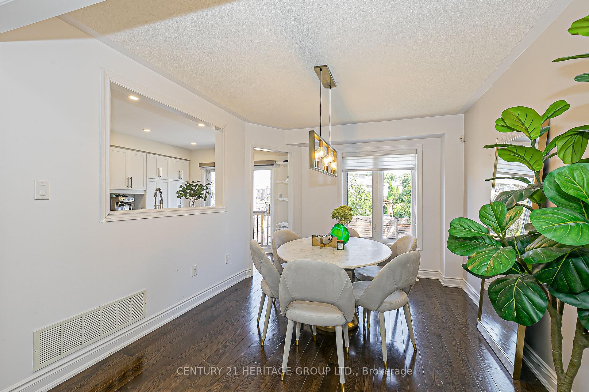 Photo 7 of 37 Peak Point Boulevard, Vaughan, Rural Vaughan — HOMEH