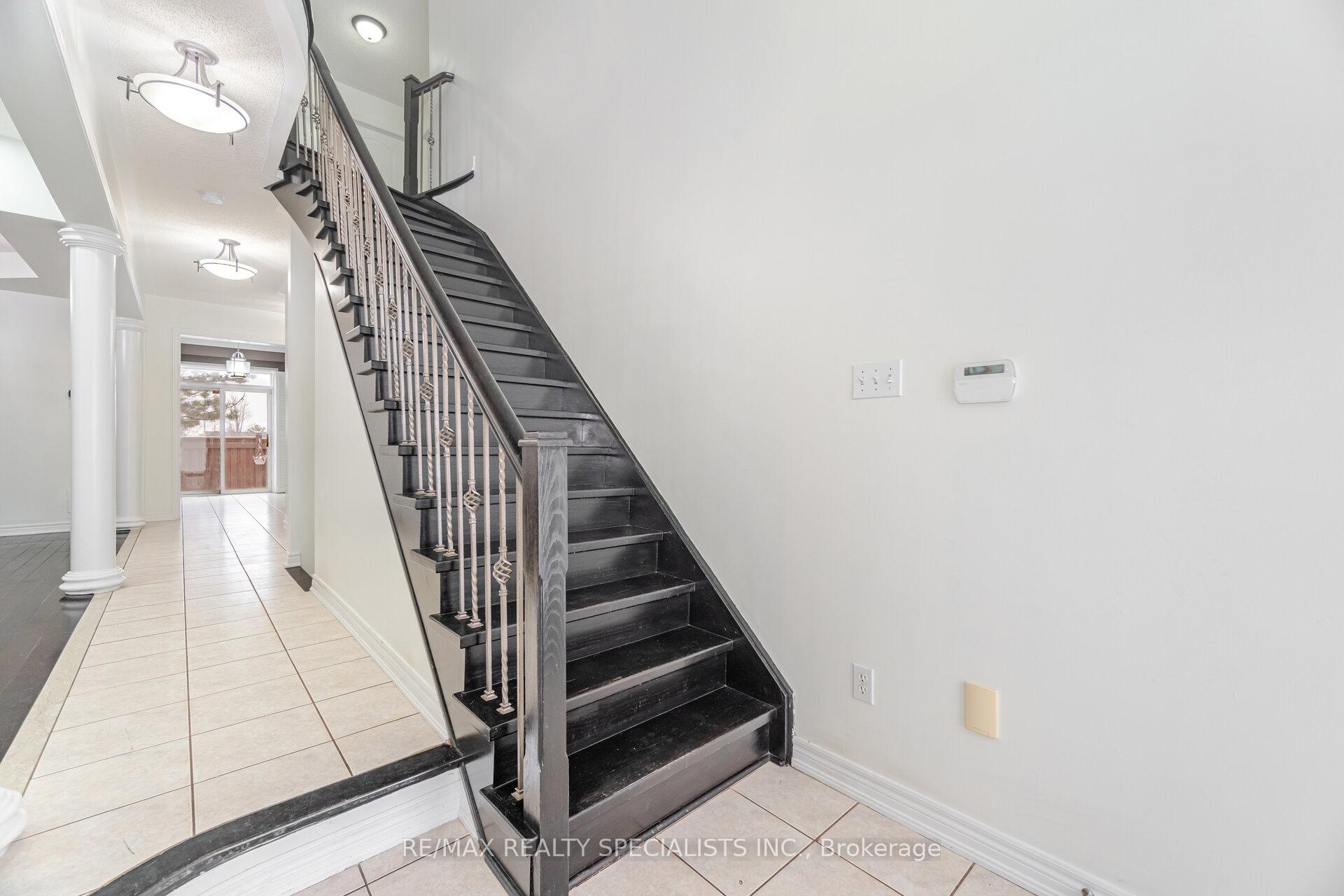 Photo 4 of 17 Montcalm Boulevard, Vaughan, Vellore Village — HOMEH