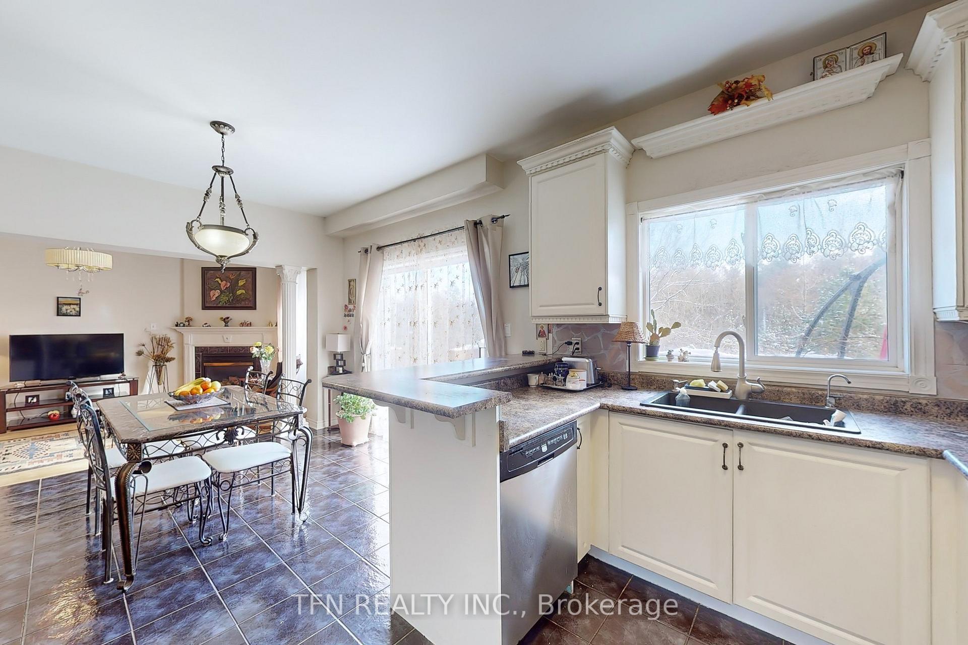 Photo 10 of 189 Humberland Drive, Richmond Hill, Oak Ridges — HOMEH