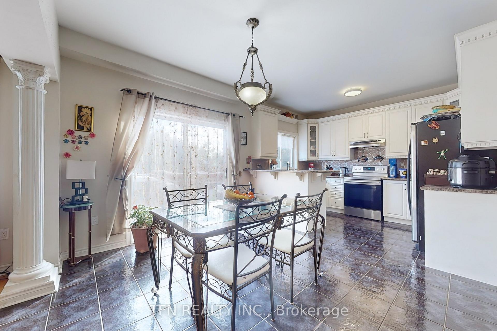 Photo 11 of 189 Humberland Drive, Richmond Hill, Oak Ridges — HOMEH