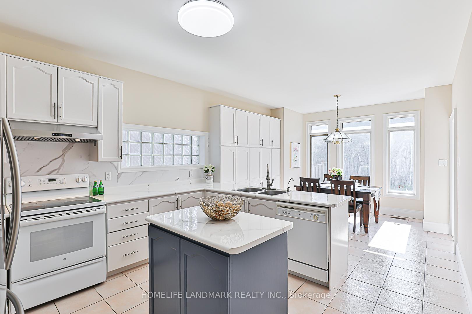 Photo 16 of 40 Kingmount Crescent, Richmond Hill, Bayview Hill — HOMEH