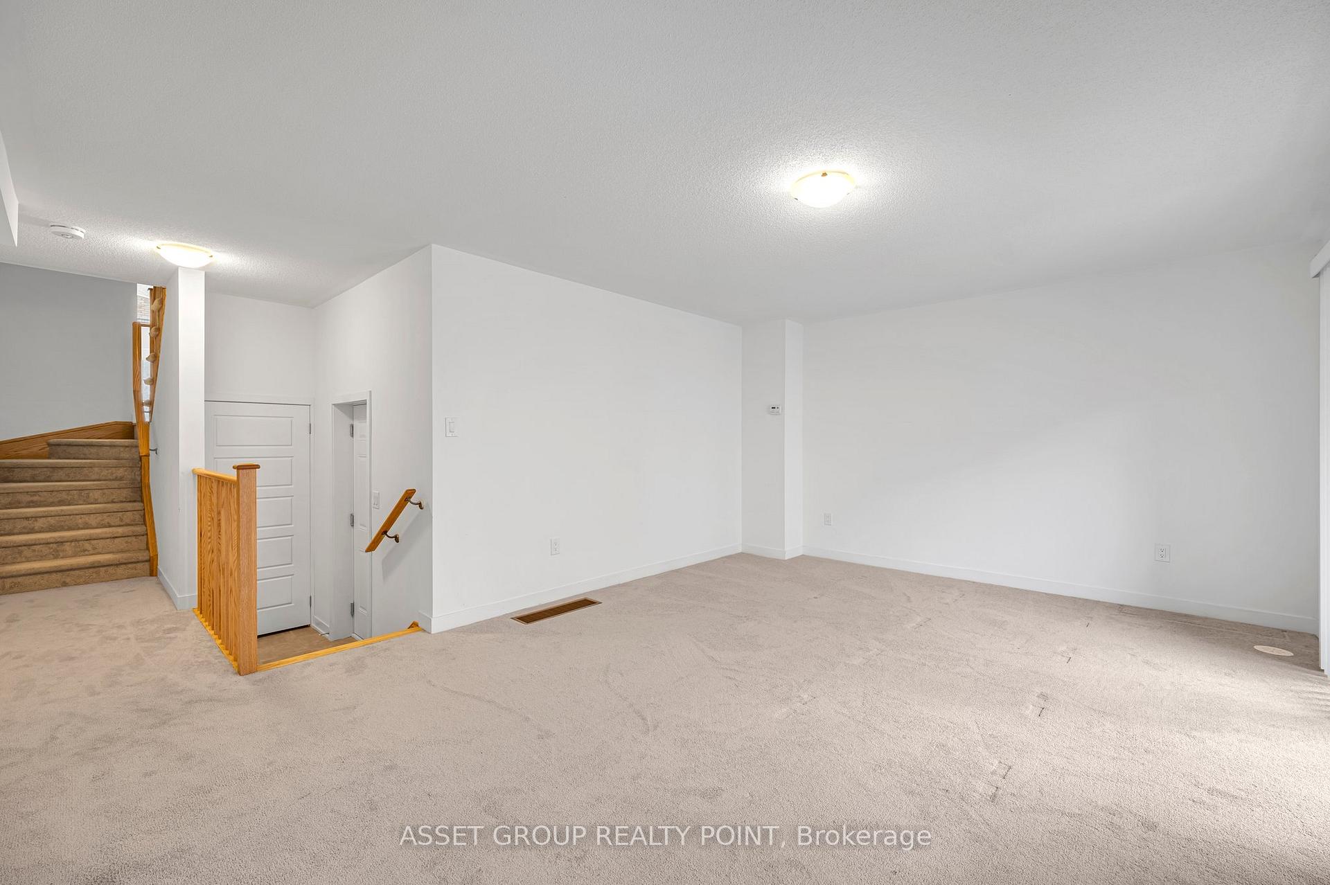 Photo 4 of 12 Calloway Way, Whitby, Downtown Whitby — HOMEH