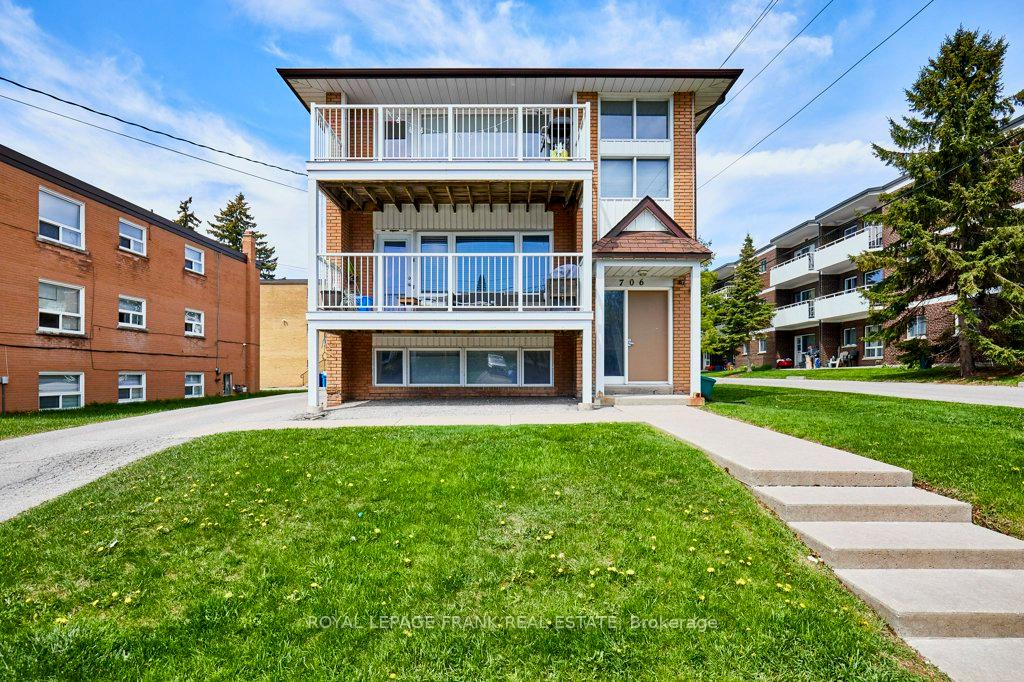 Front of 706 Dunlop Street W