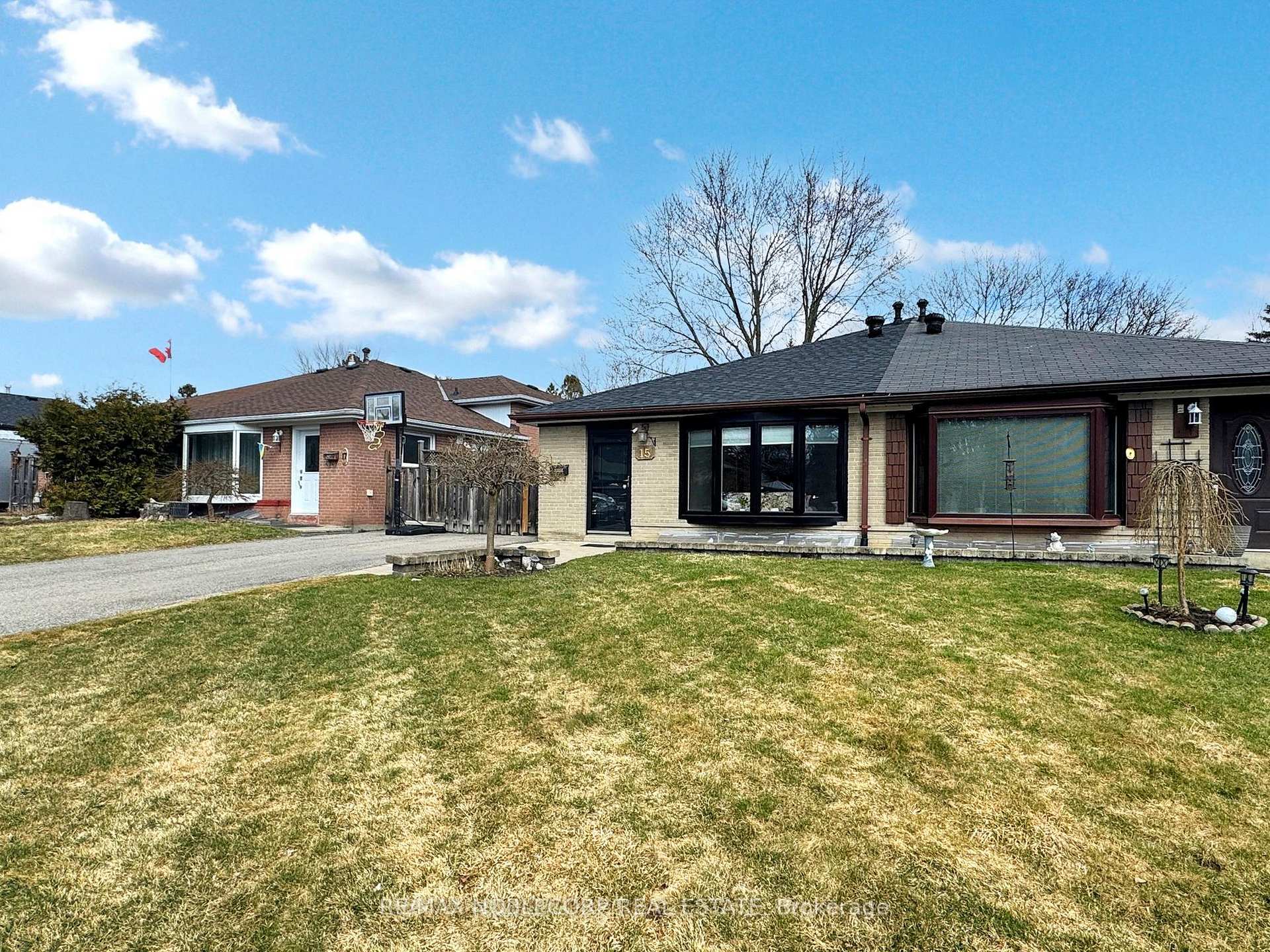 Photo 3 of 15 Foreht Crescent, Aurora, Aurora Heights — HOMEH